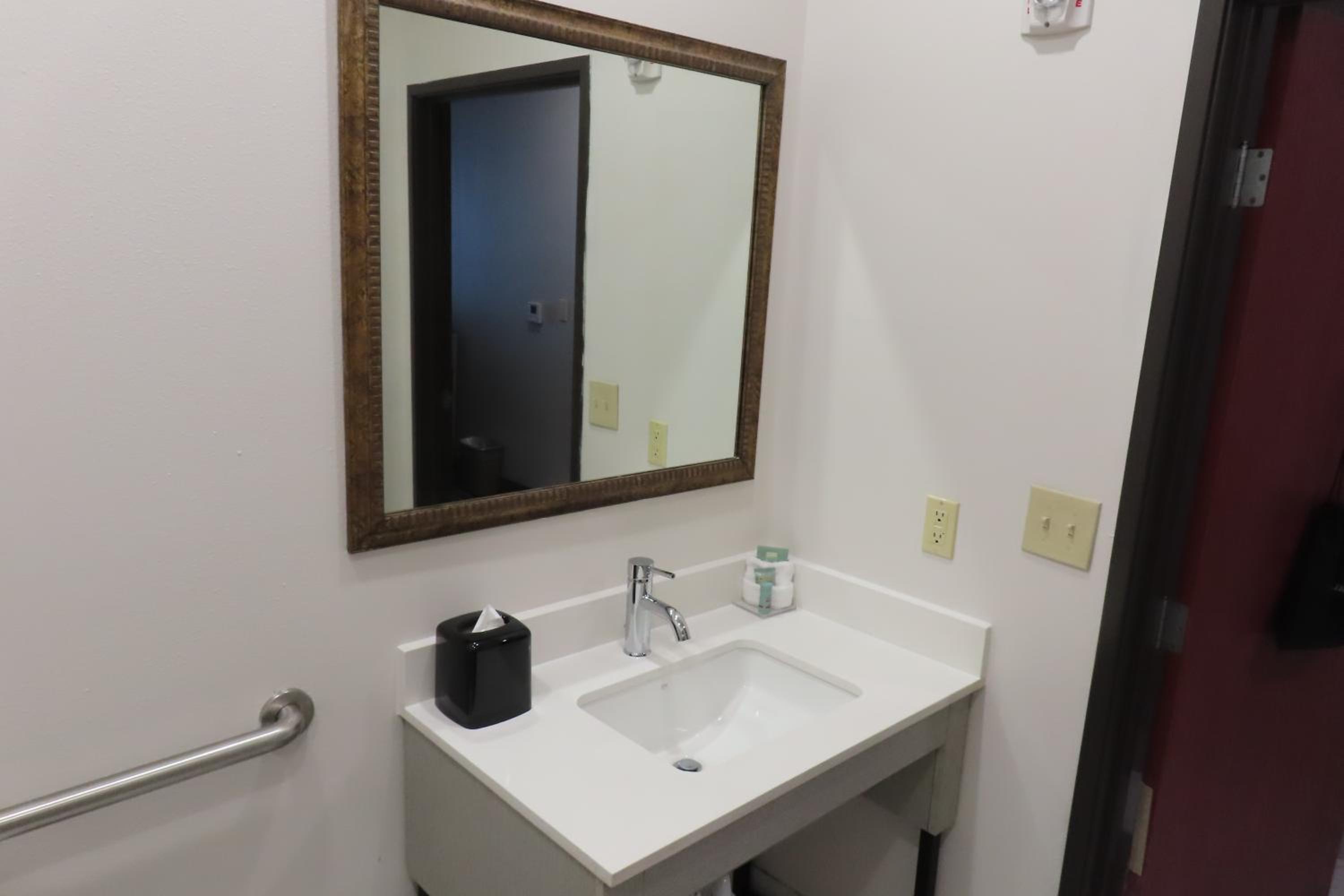 Queen Room with Two Queen Beds - Disability Access - Photo 9