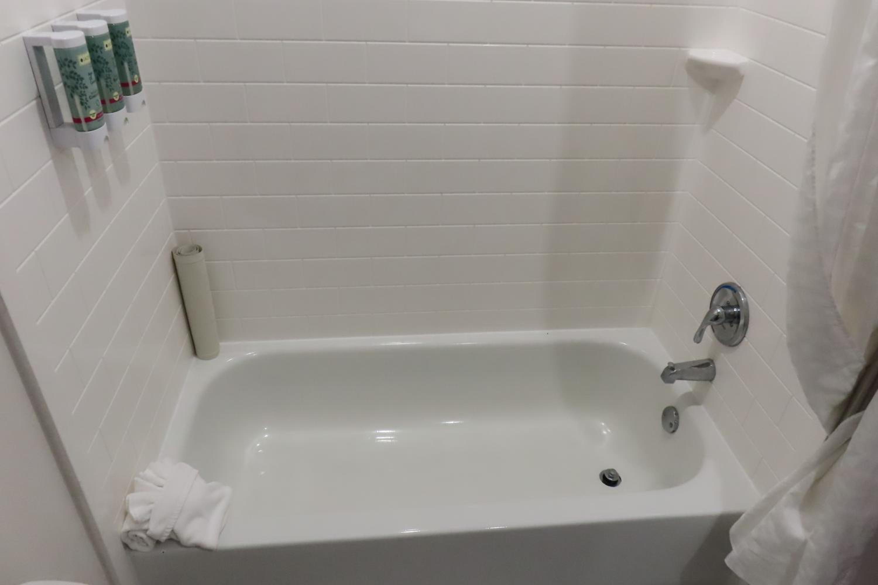 King Room with Bath Tub - Mobility Accessible - Photo 9