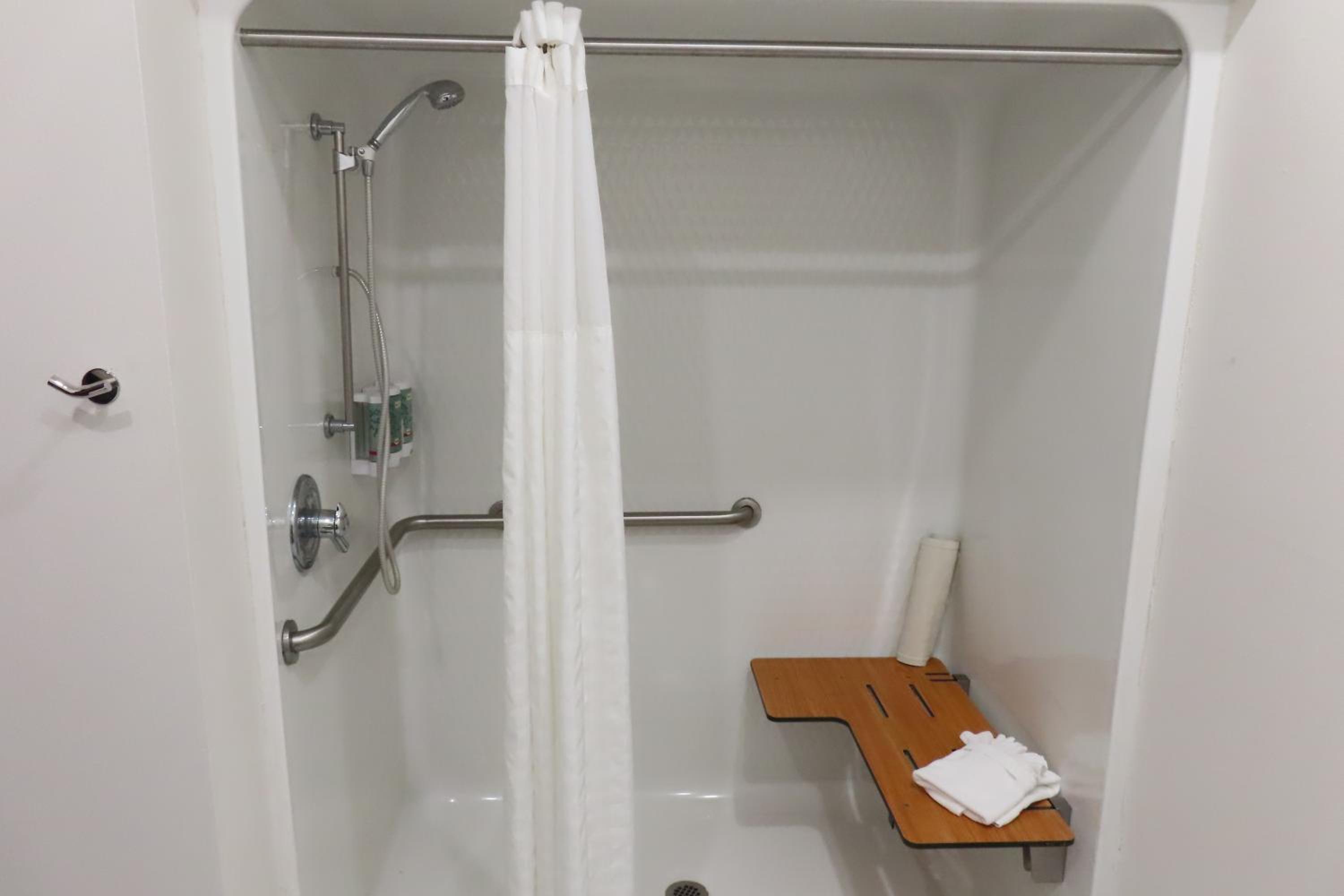 King Suite with Walk-In Shower and Sofa Bed - Disability Access/Non-Smoking - Photo 6