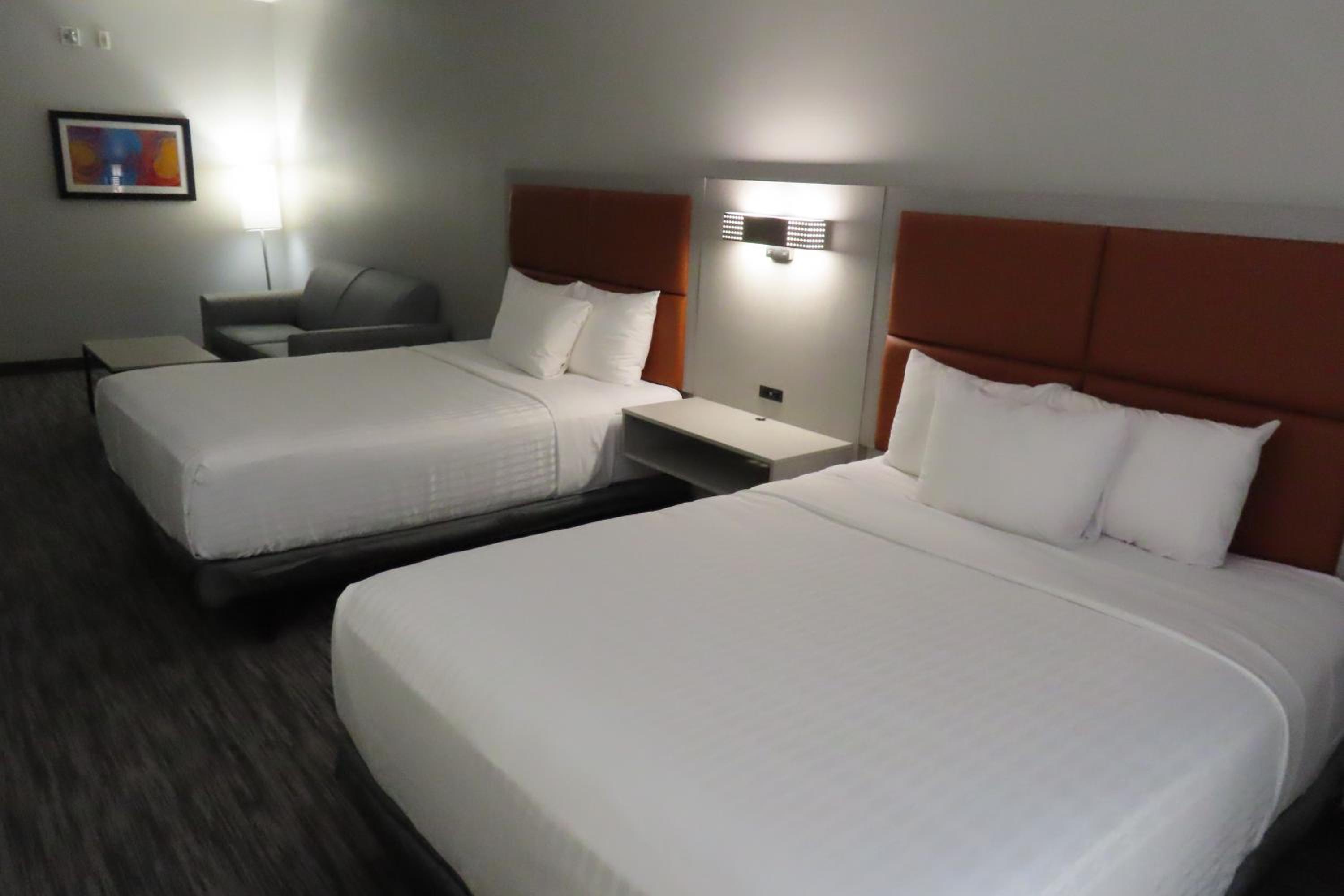 Queen Room with Two Queen Beds - Disability Access - Photo 7