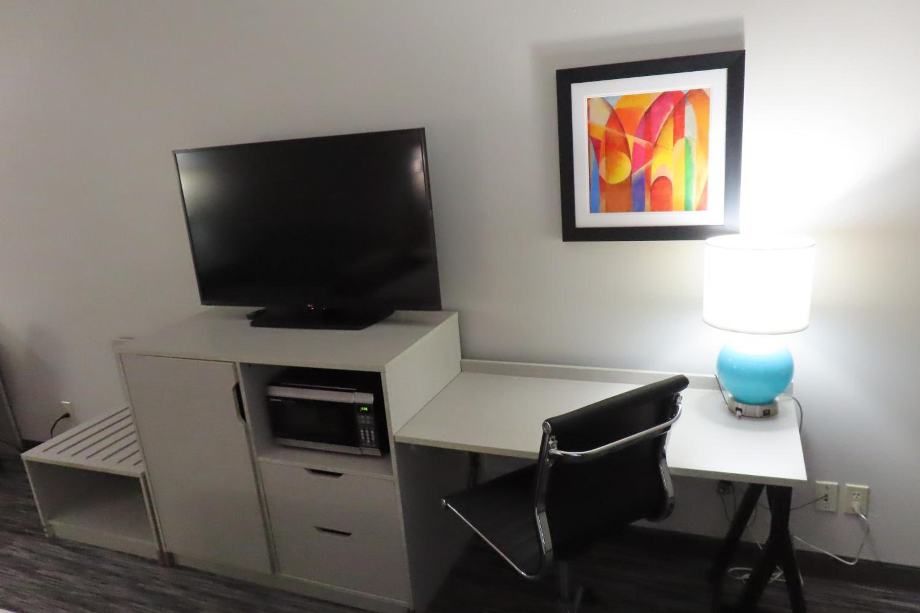 Queen Room with Two Queen Beds - Disability Access - Photo 8