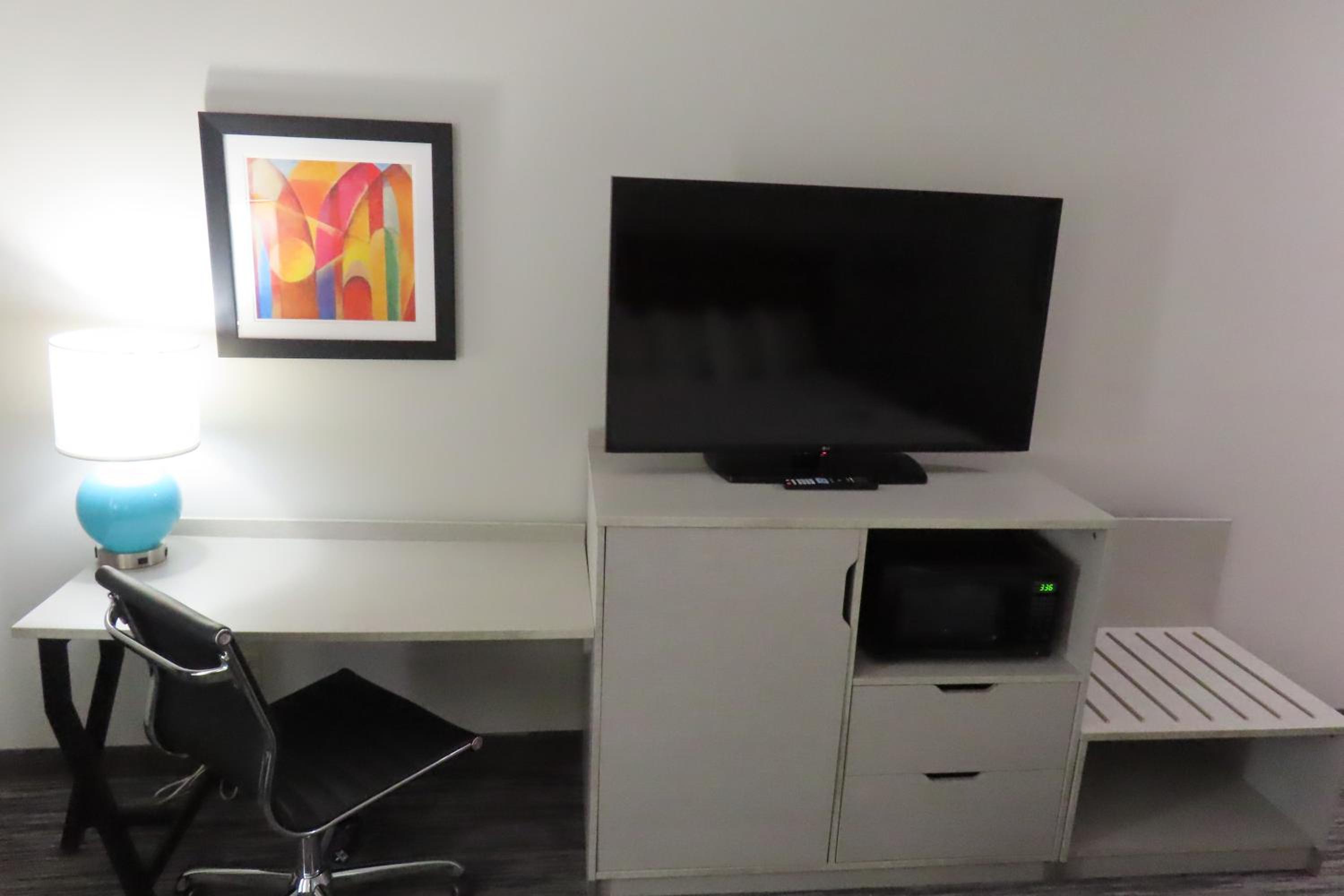 King Suite with Walk-In Shower and Sofa Bed - Disability Access/Non-Smoking - Photo 4