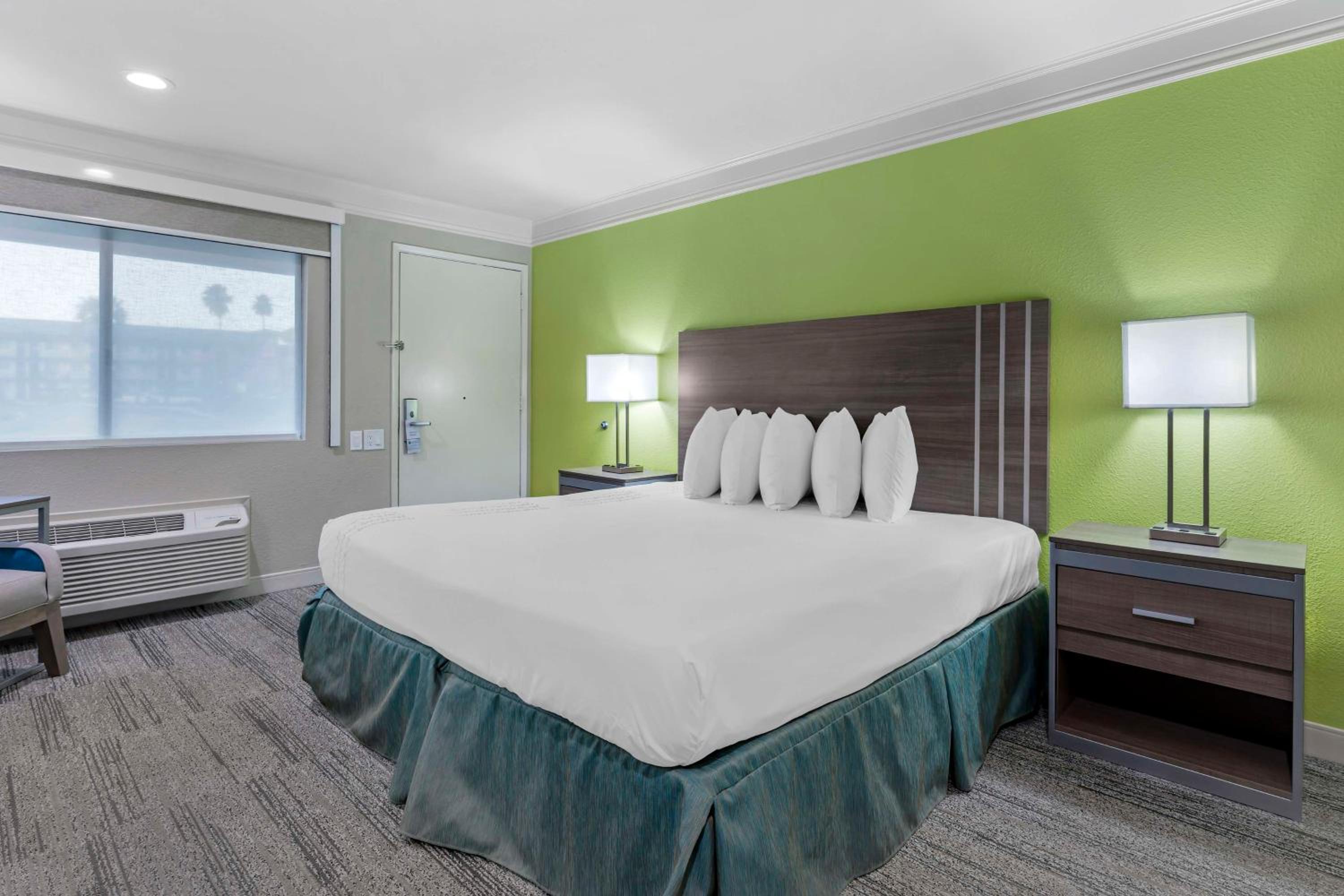 King Room - Non-Smoking photo 1