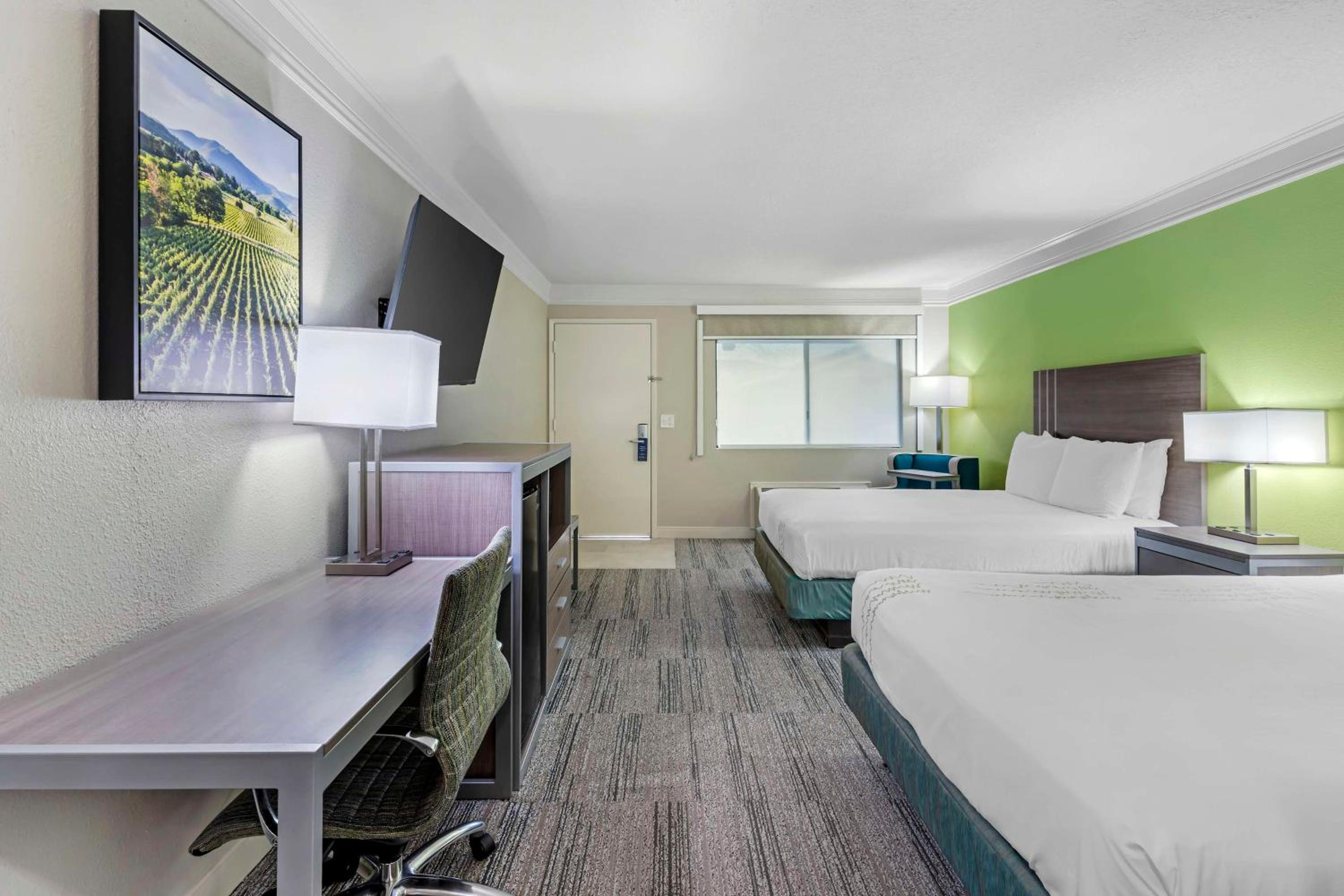 Queen Room with Two Queen Beds - Non-Smoking photo 2
