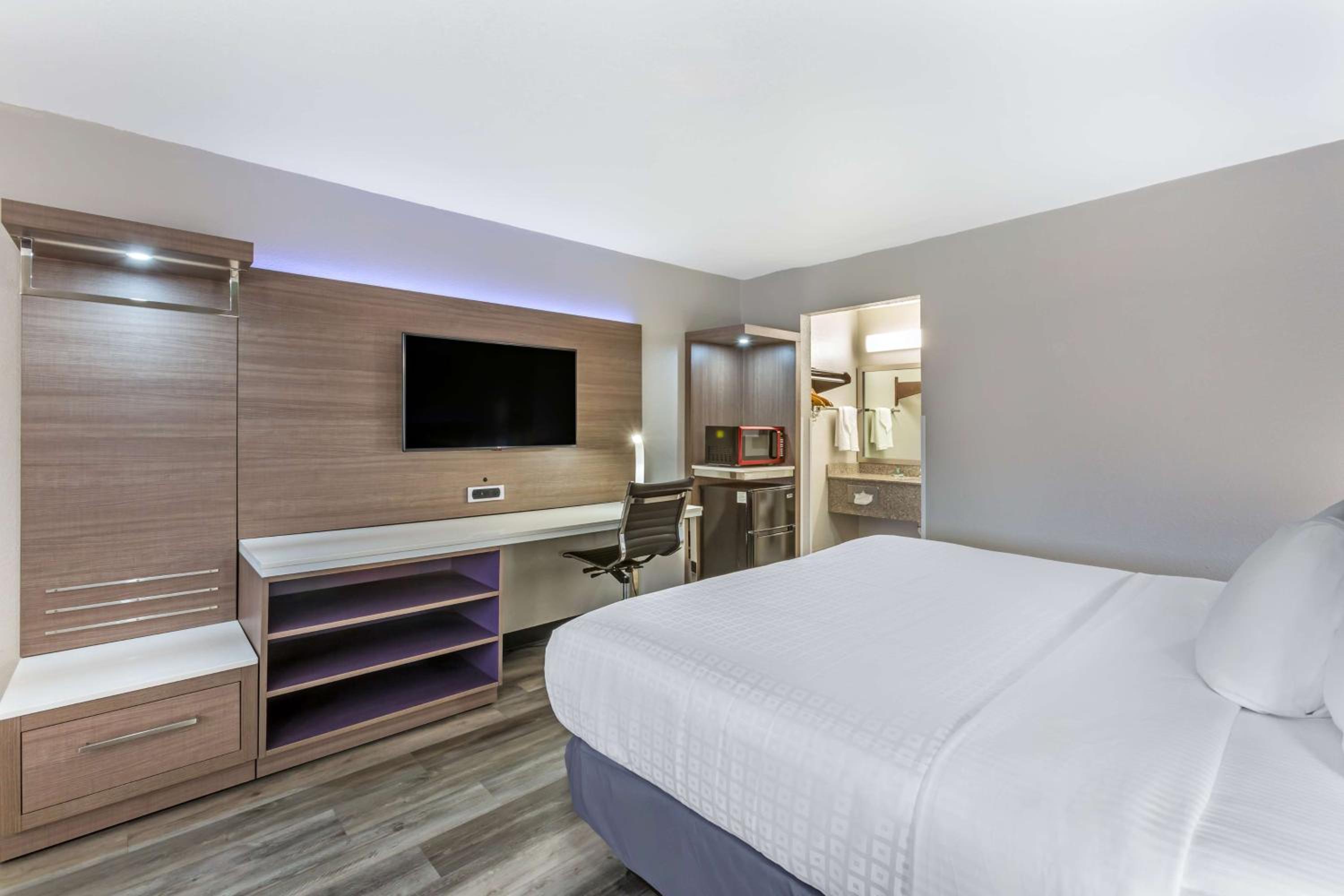 King Room - Non-Smoking - Photo 2