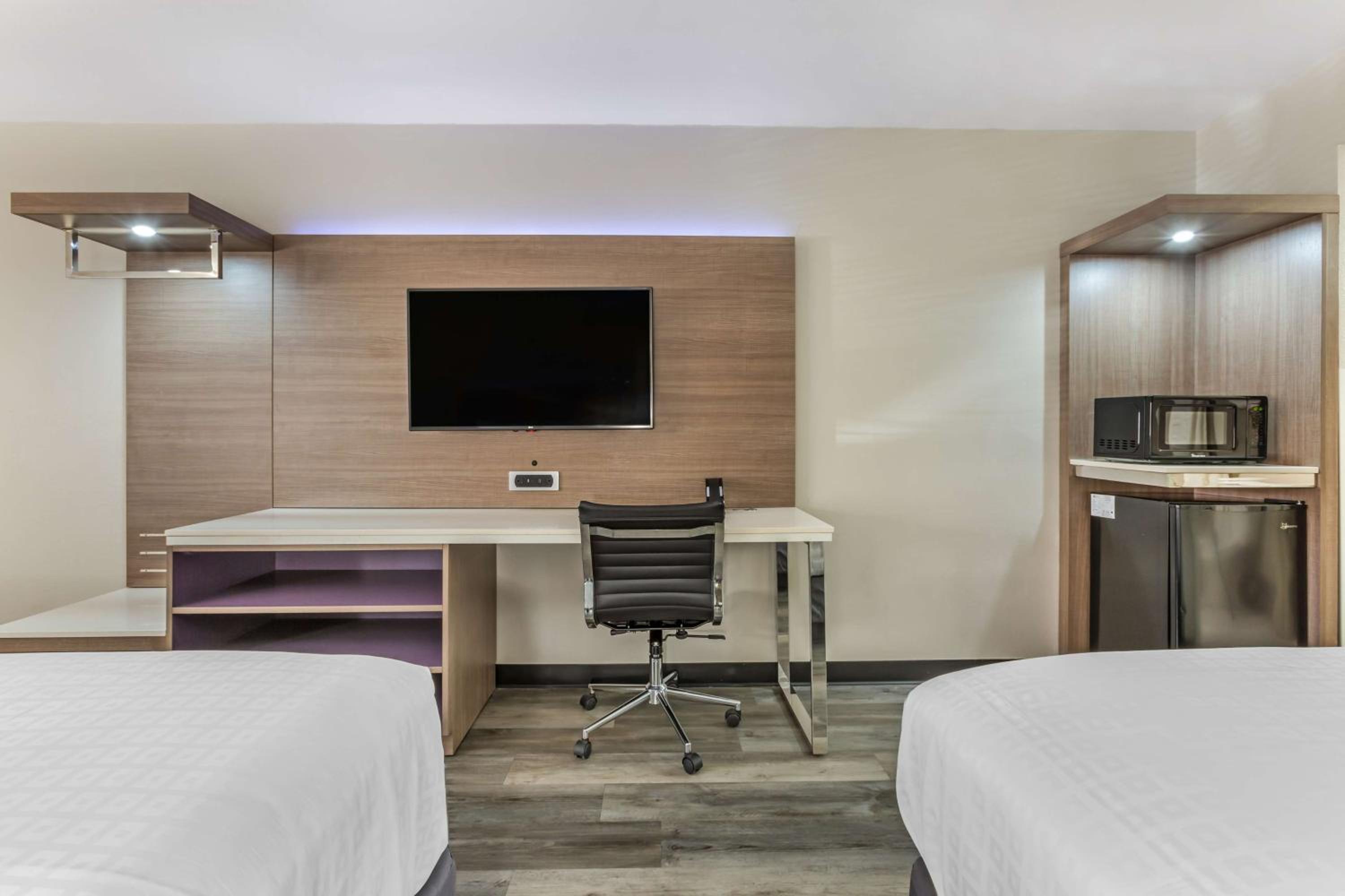 Queen Room with Two Queen Beds - Non-Smoking - Photo 4