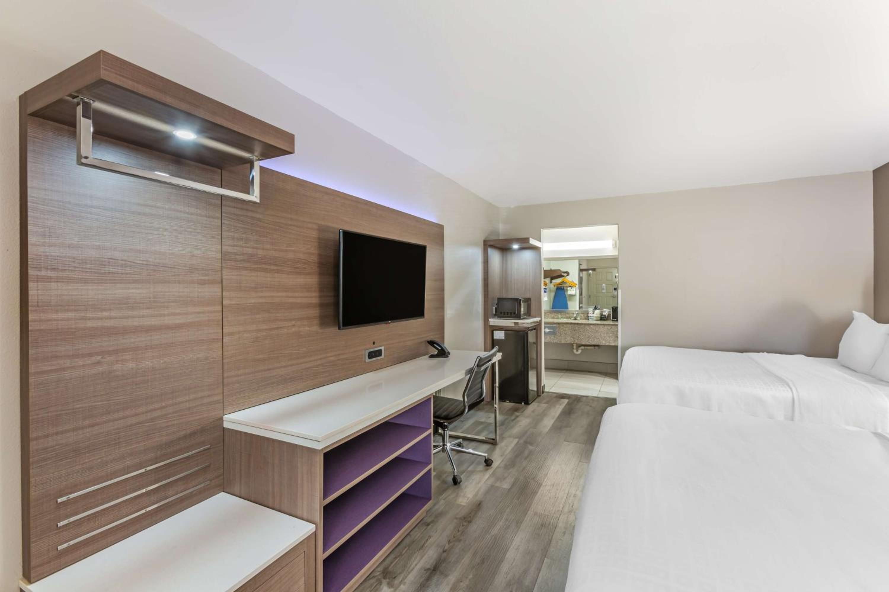 Queen Room with Two Queen Beds - Non-Smoking - Photo 5