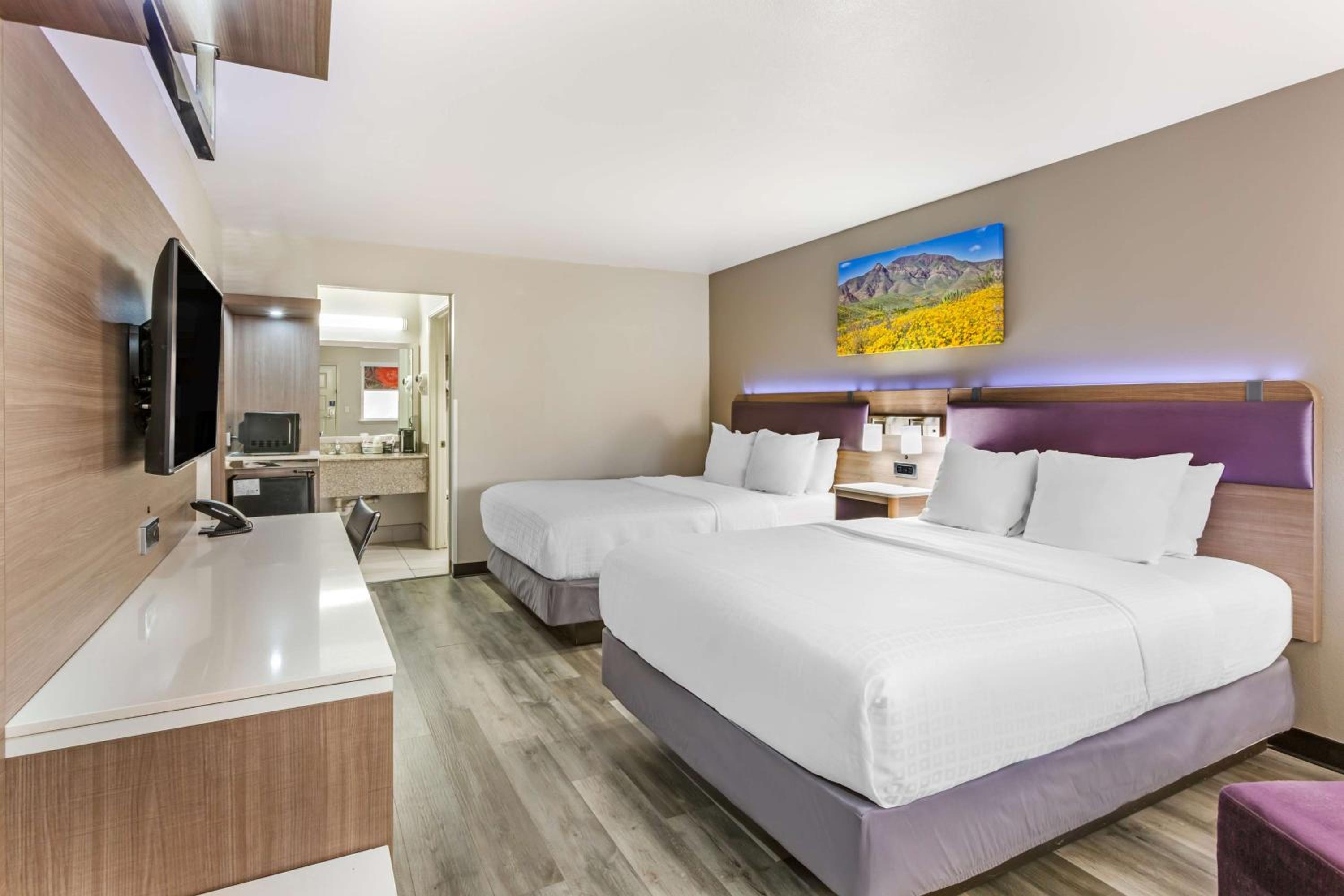 Queen Room with Two Queen Beds - Non-Smoking - Photo 2