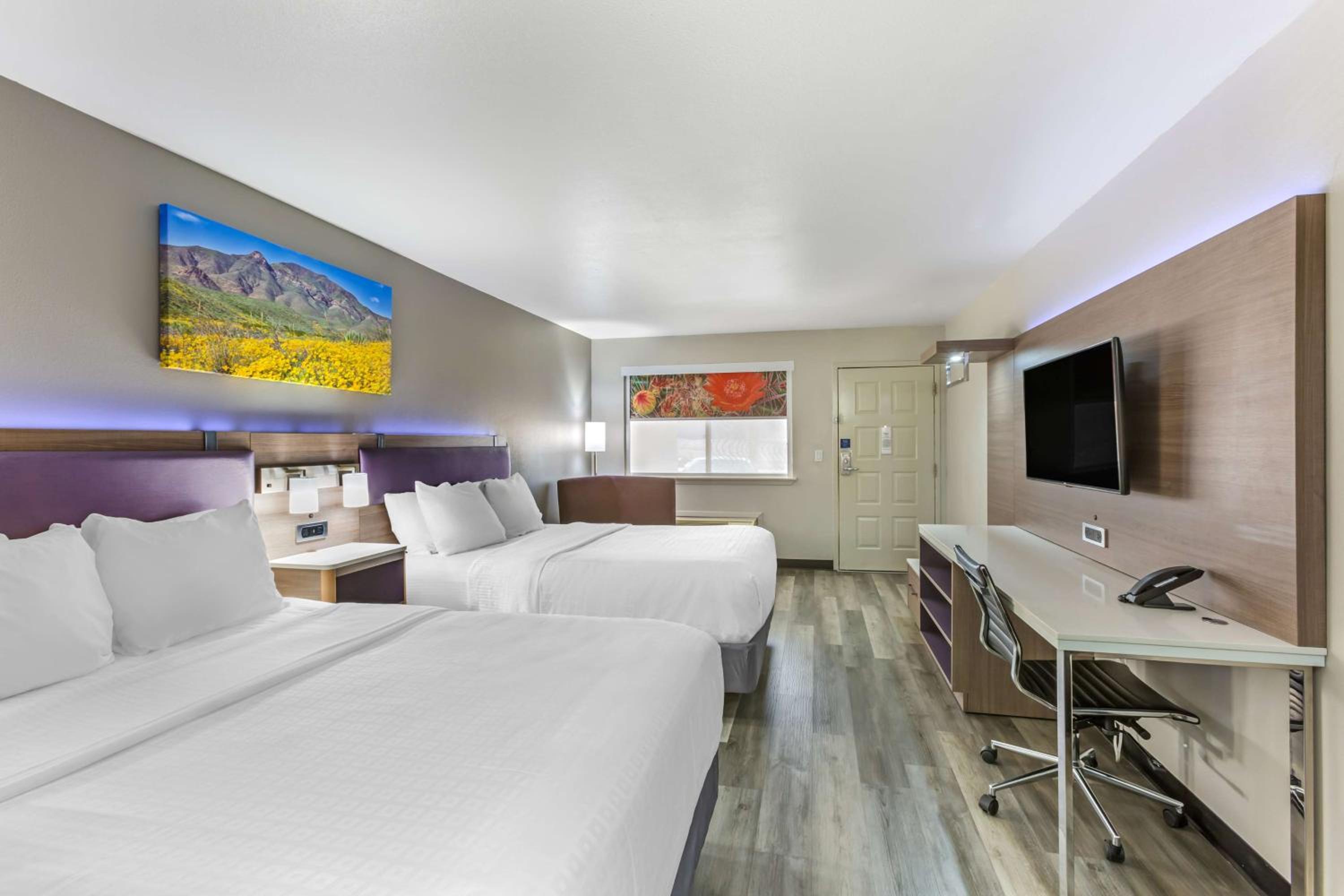 Queen Room with Two Queen Beds - Non-Smoking - Photo 1