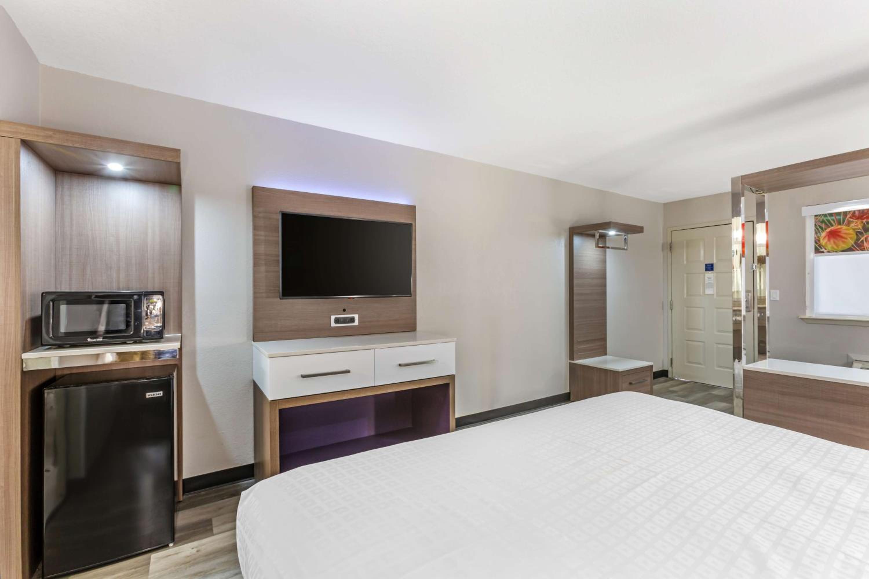 Large King Room - Non-Smoking - Photo 2