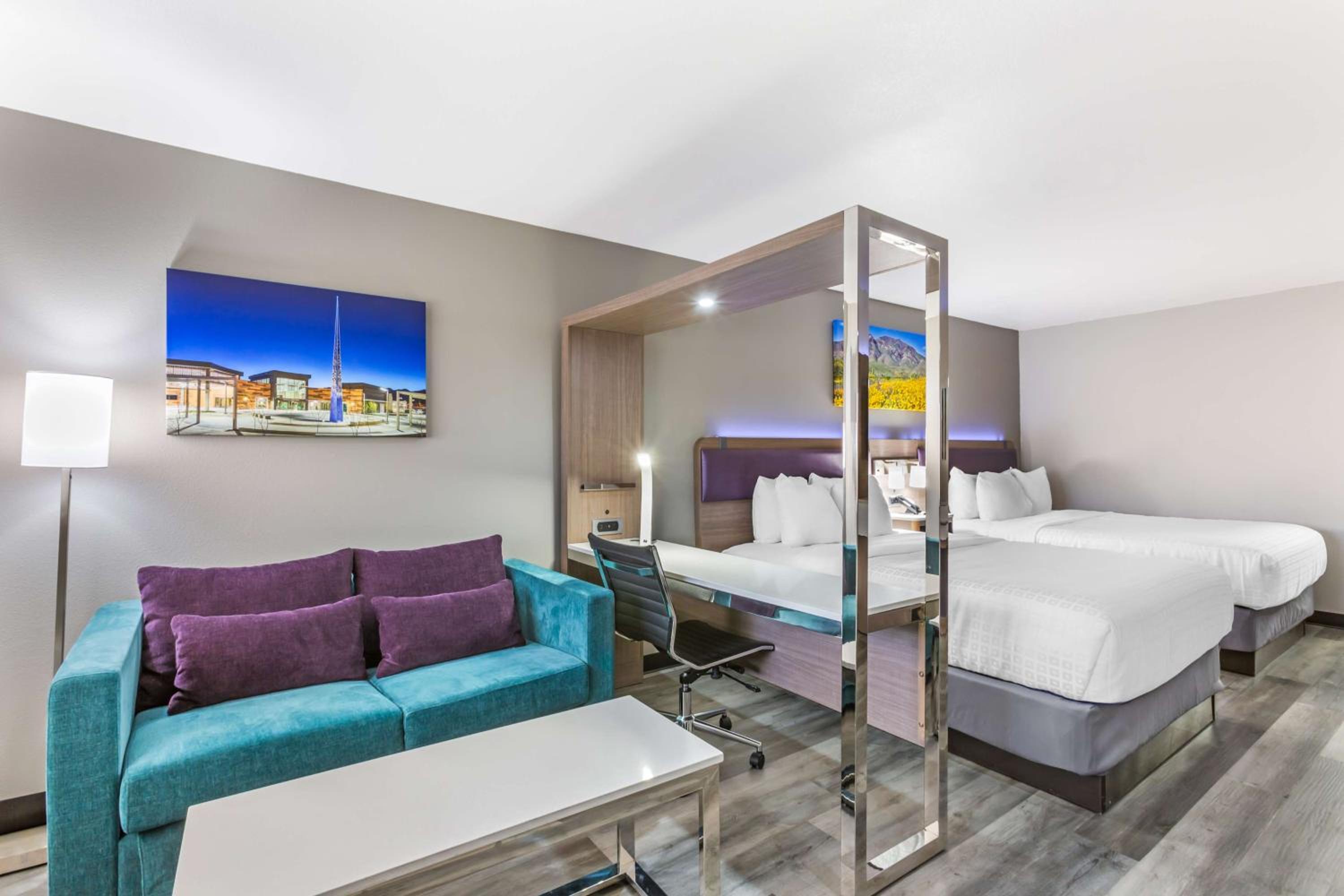 Queen Room with Two Queen Beds and Sofa Bed - Photo 4