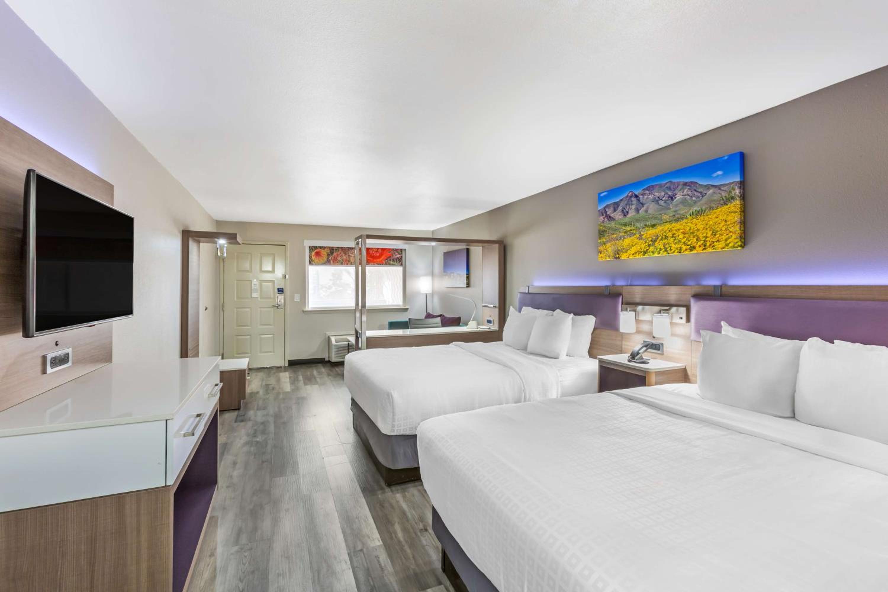Queen Room with Two Queen Beds and Sofa Bed - Photo 3