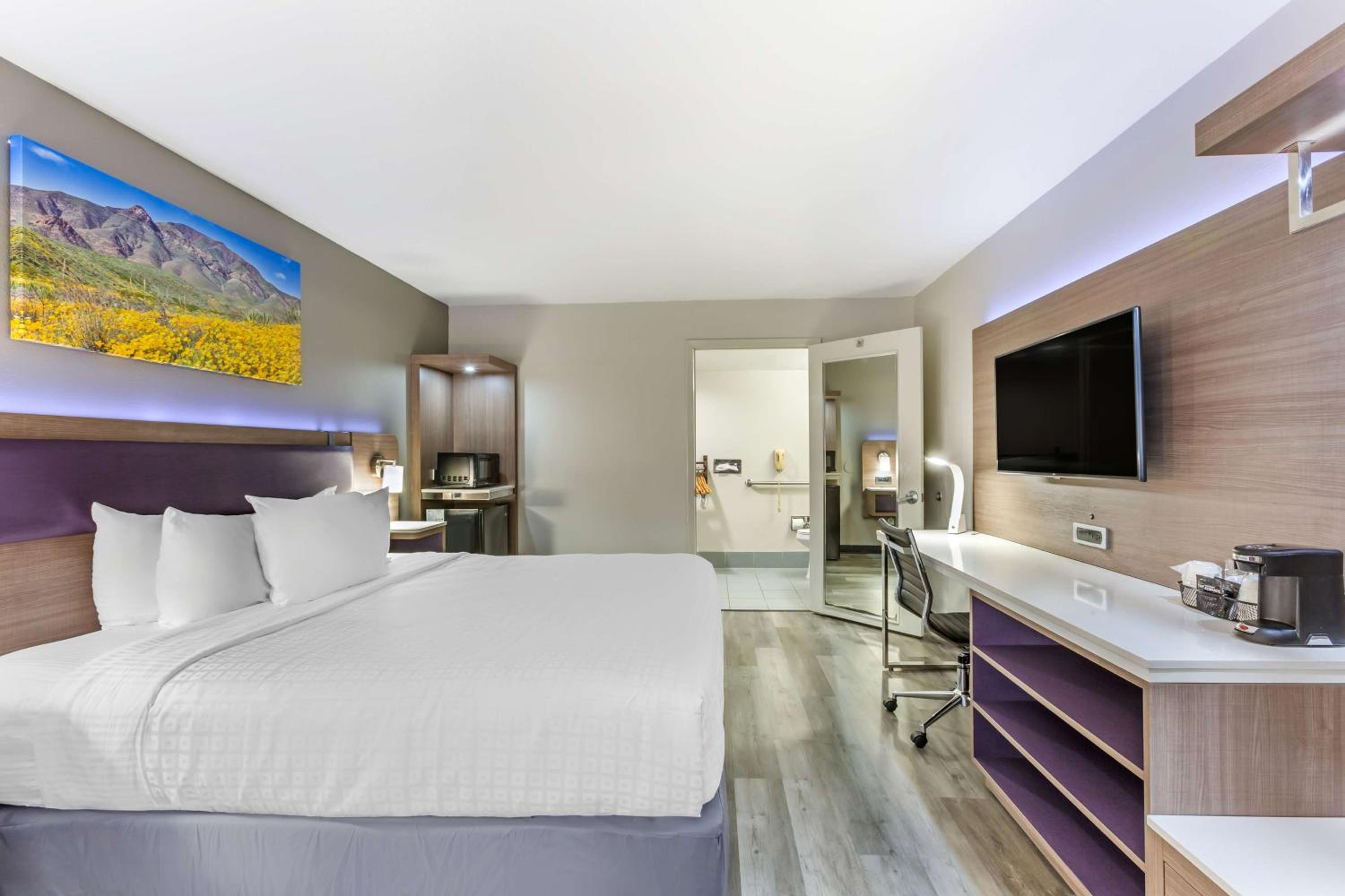 King Room with Roll-In Shower - Disability Access - Photo 1
