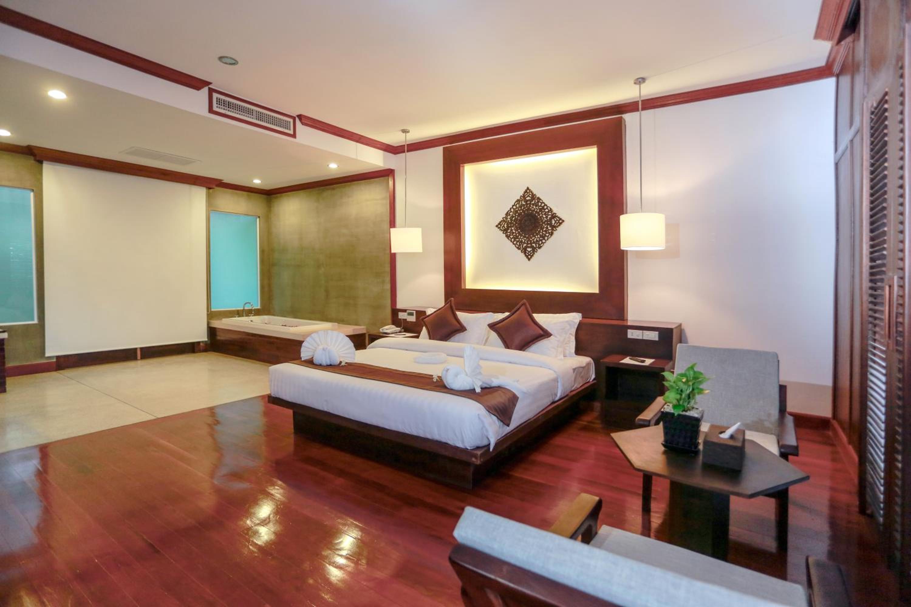 King Suite With Balcony Pool View - Free Pick Up
