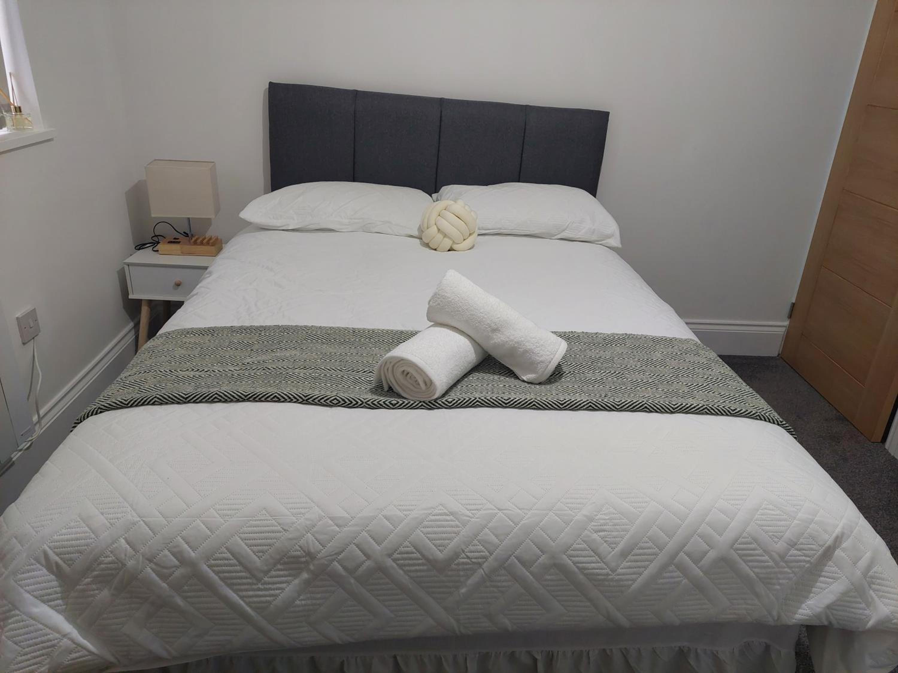 One-Bedroom Apartment photo 1