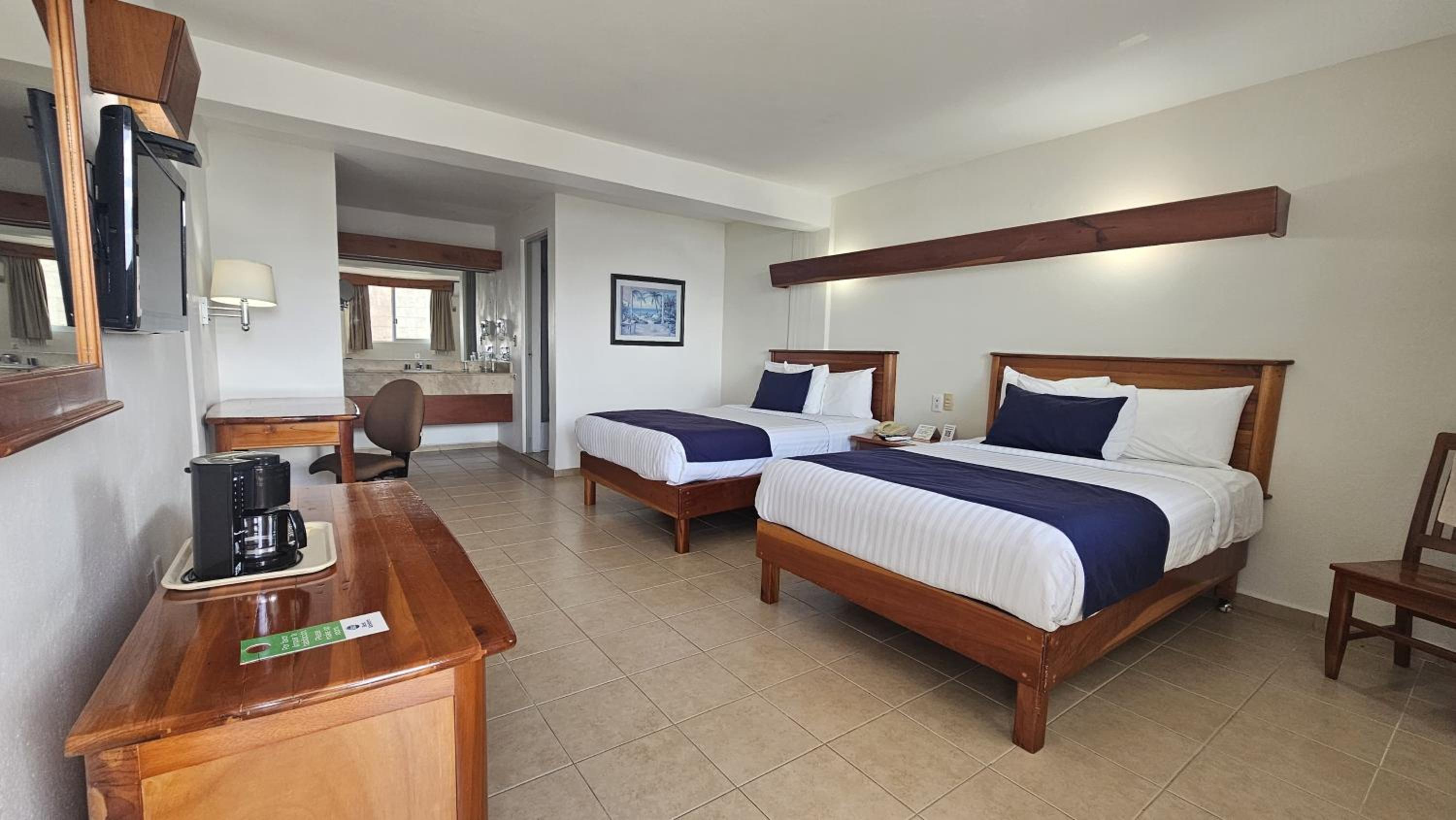 Double Room with Two Double Beds - Photo 10