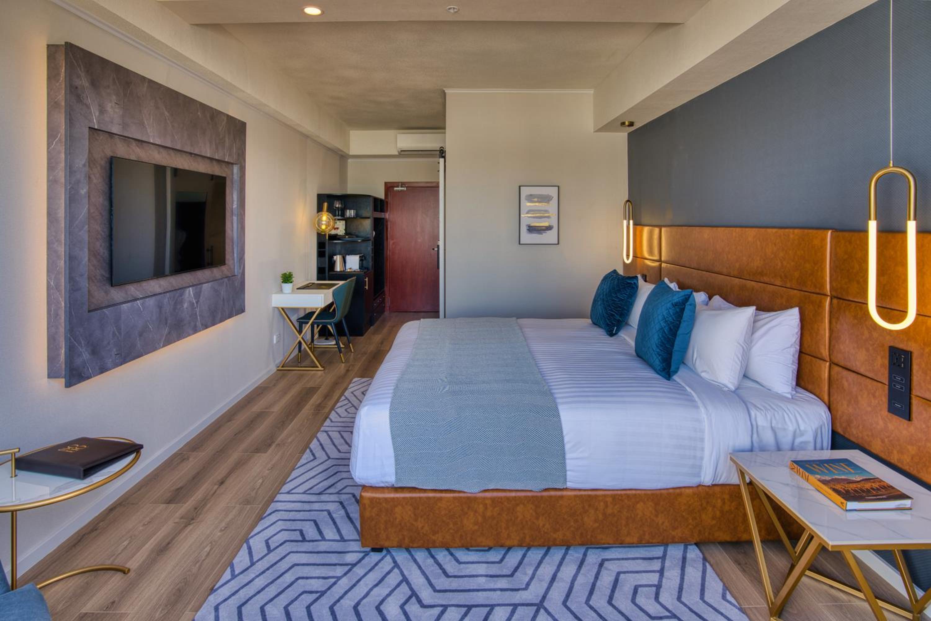Deluxe King Room - Photo 1