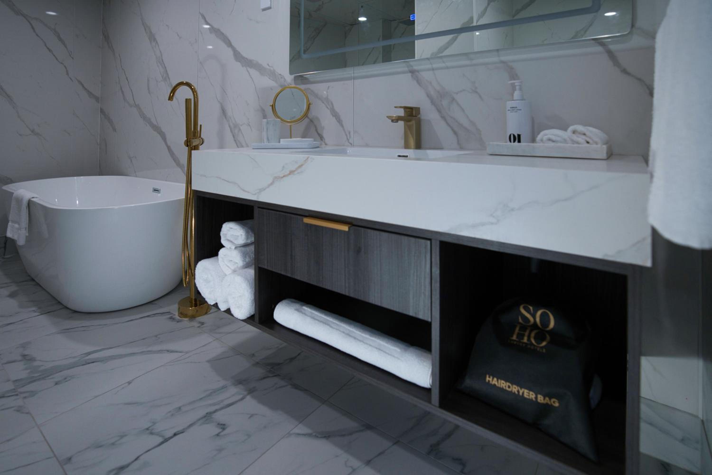 Deluxe Suite - Photo 7