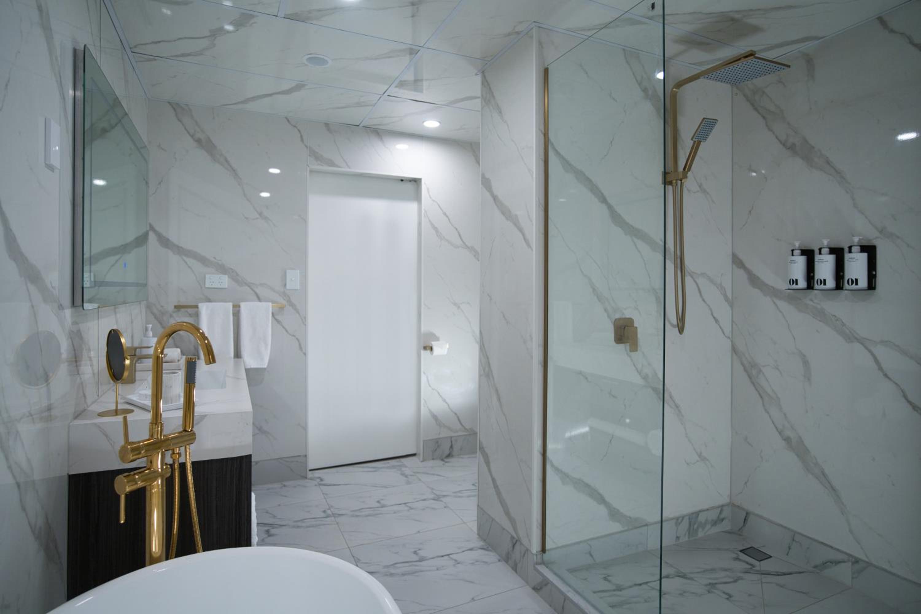 Deluxe Suite - Photo 6