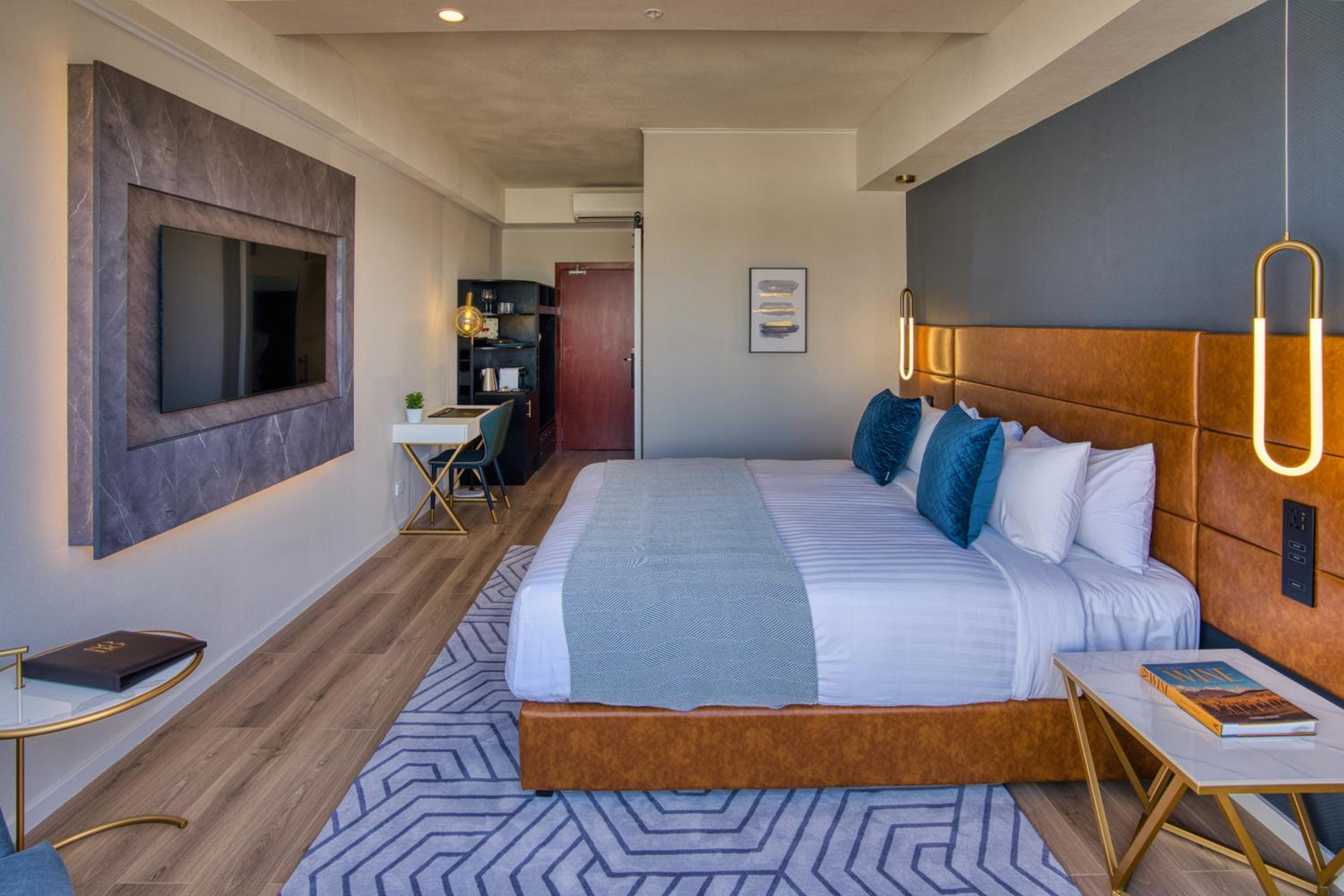 Suite with Hot Tub - Photo 3