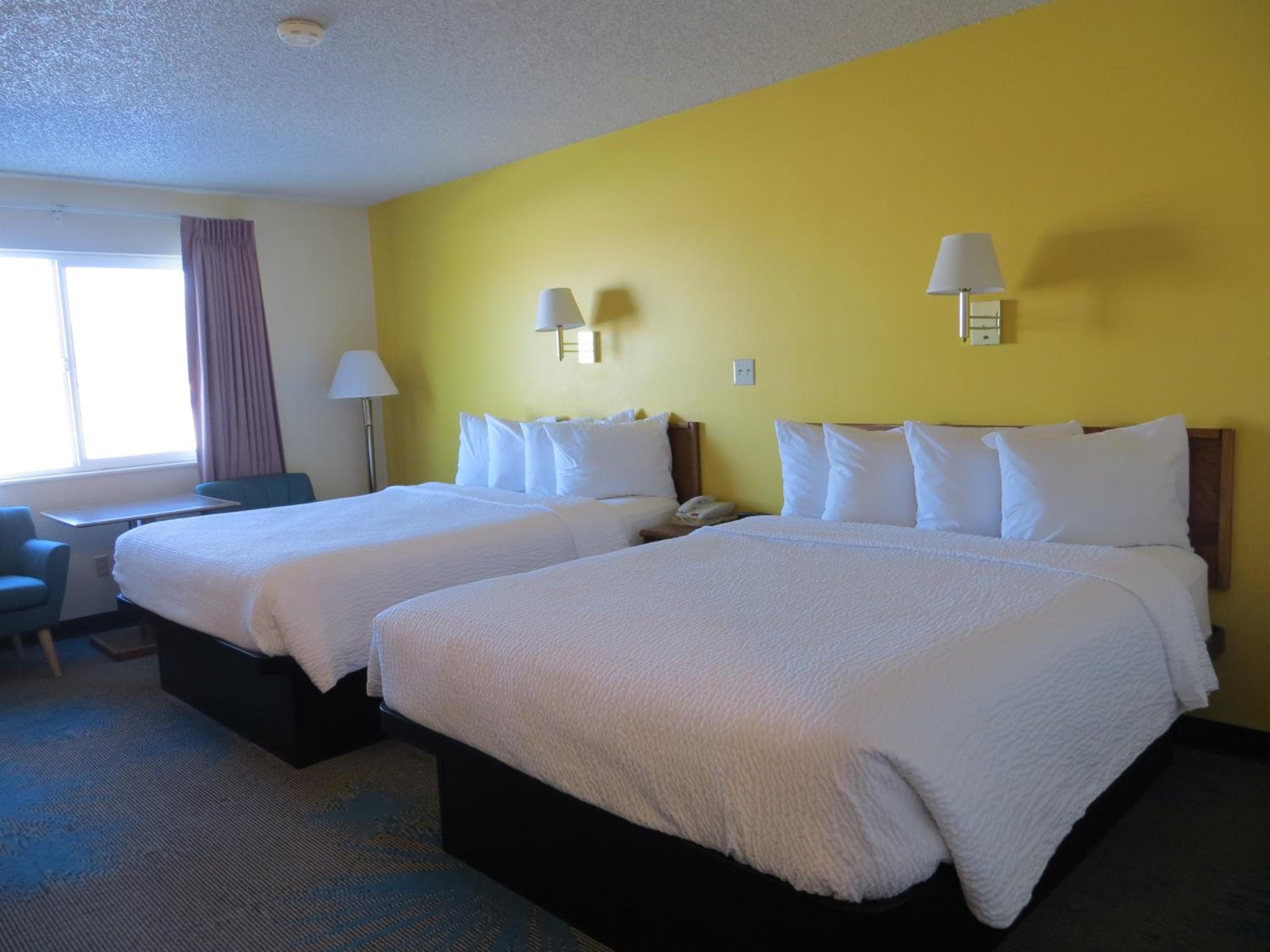 Queen Room with Two Queen Beds - Non-Smoking - Photo 4