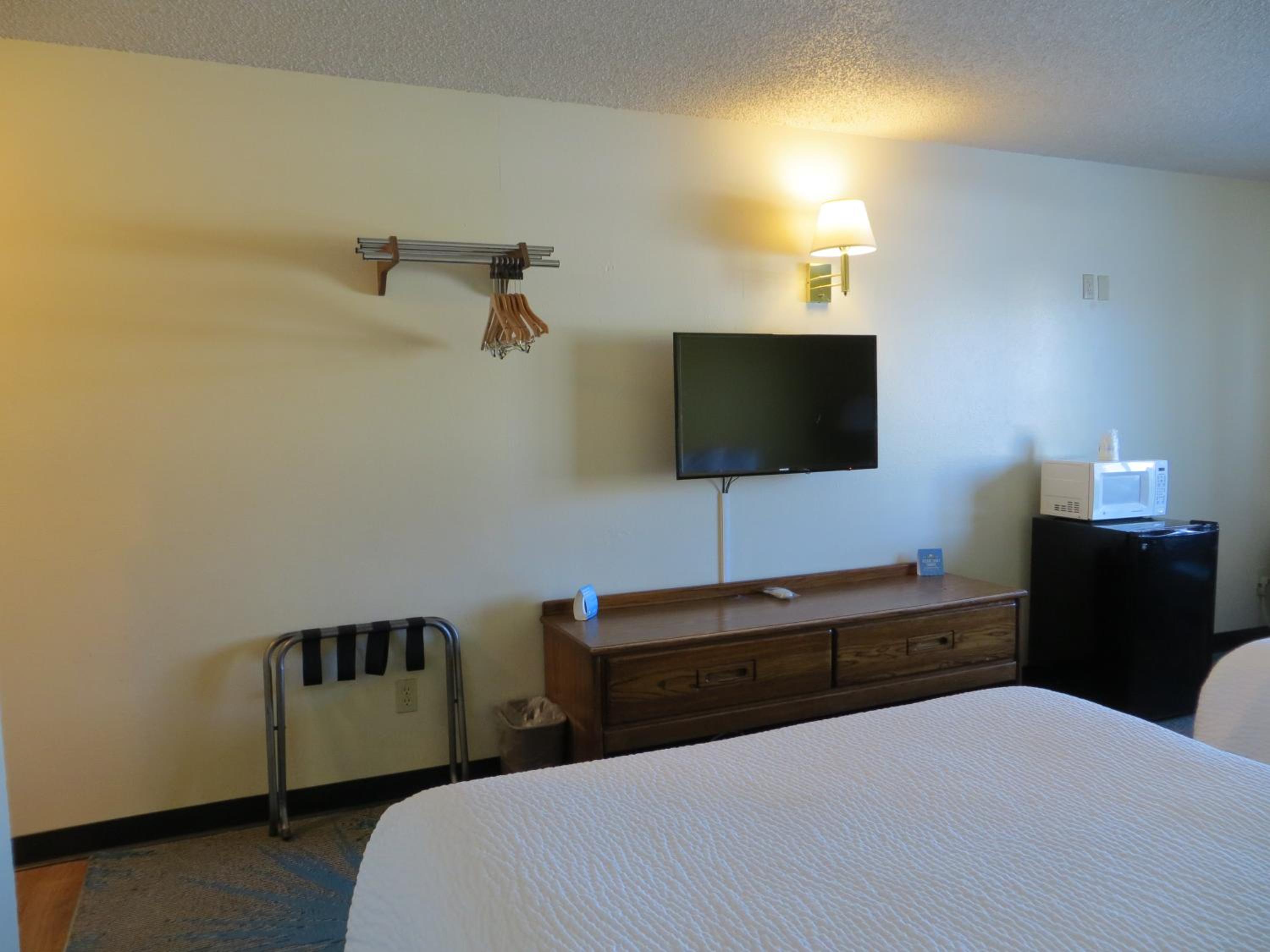 Queen Room with Two Queen Beds - Non-Smoking - Photo 2