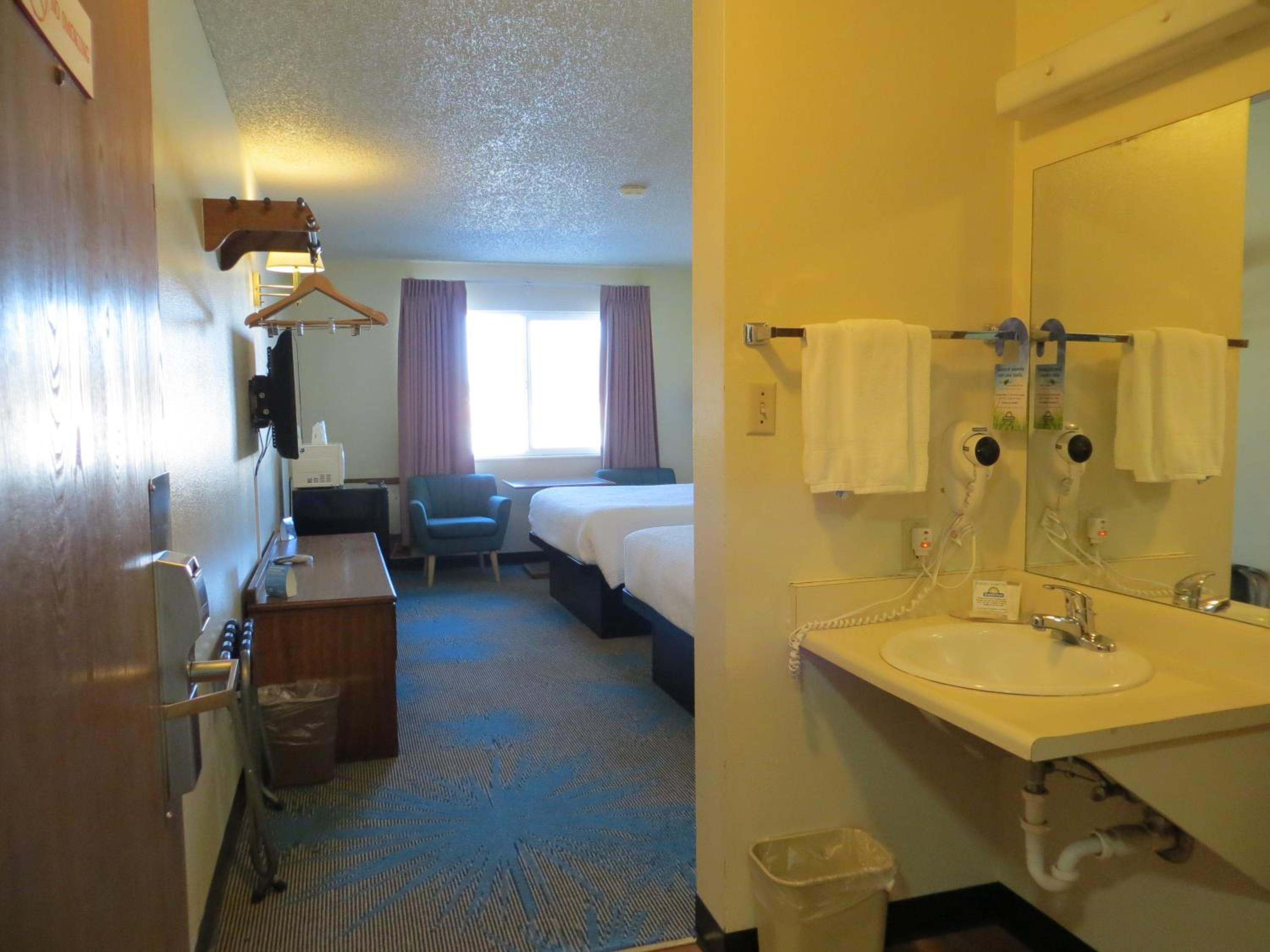 Queen Room with Two Queen Beds - Non-Smoking - Photo 5