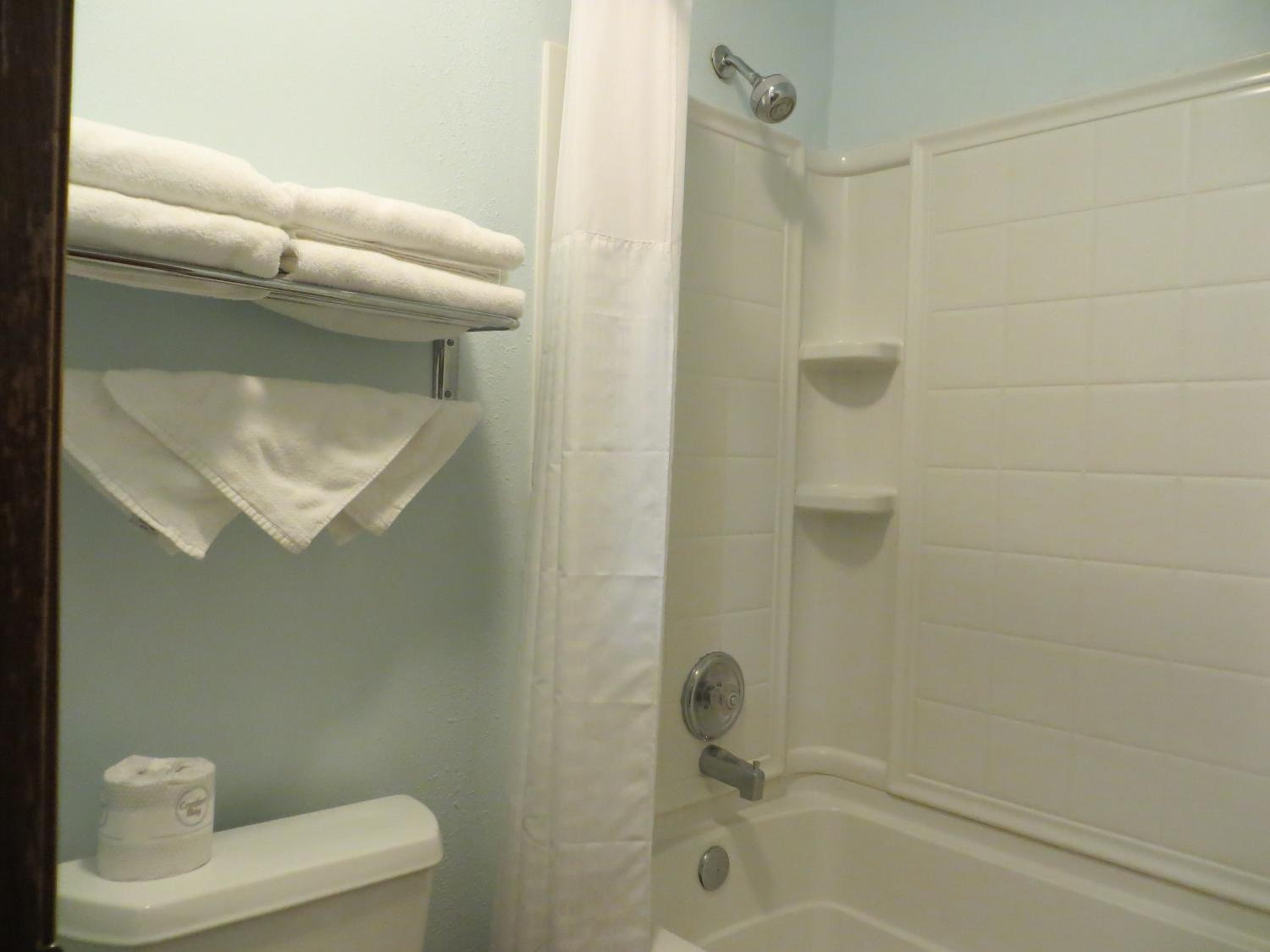 Queen Room with Two Queen Beds - Non-Smoking - Photo 3