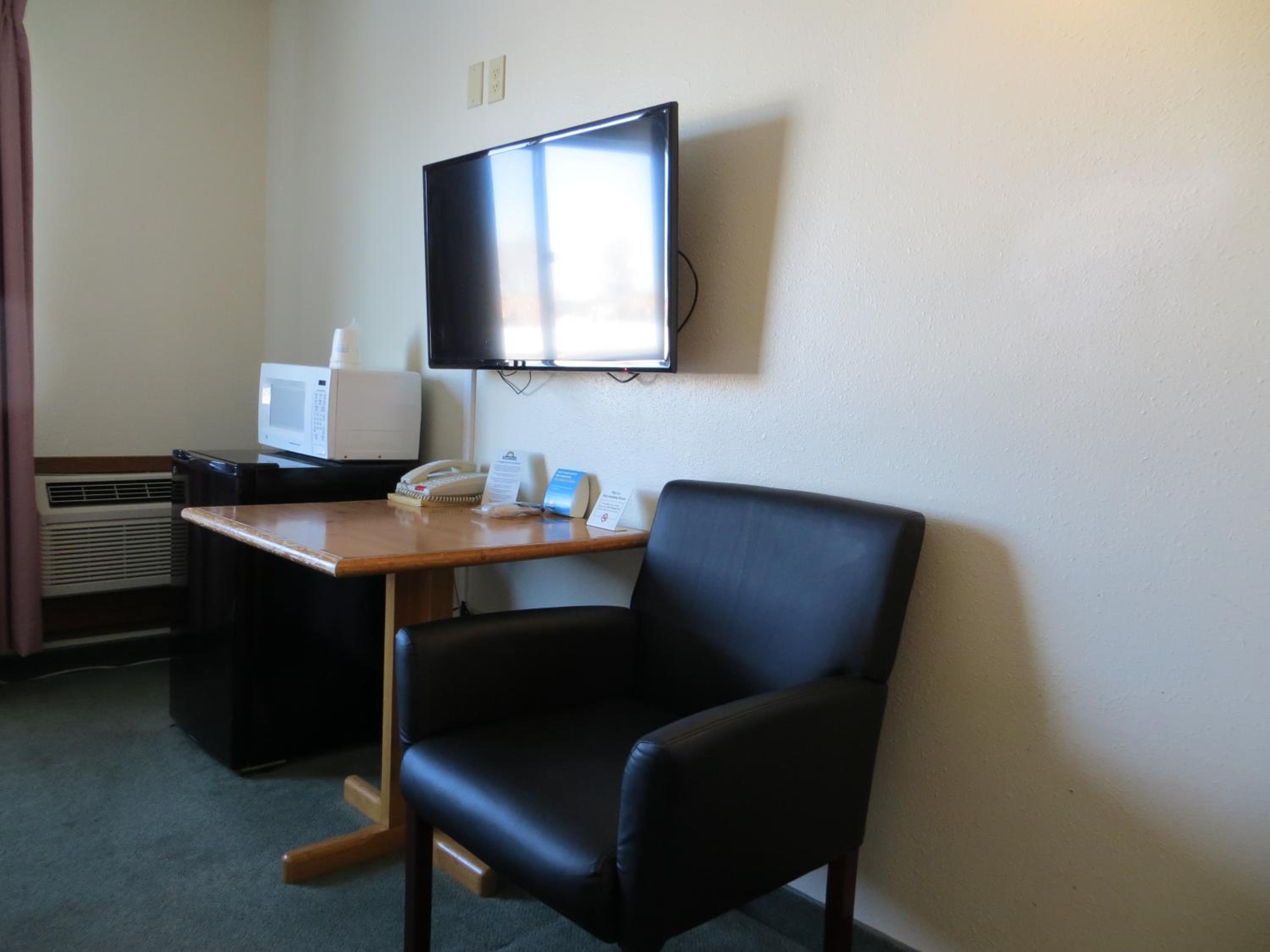 1 King Bed, Mobility/Hearing Accessible Room, Roll-In Shower - Photo 3