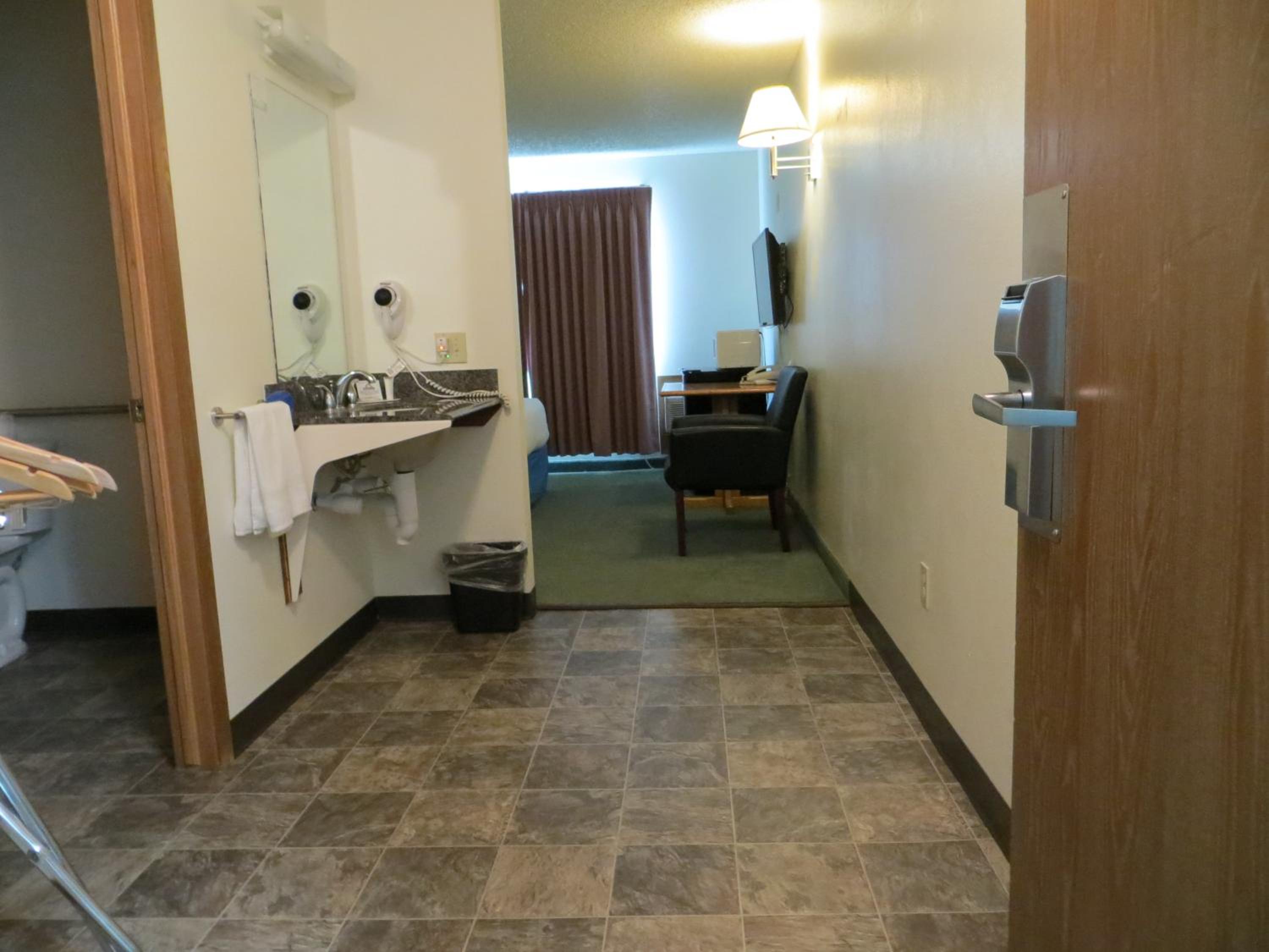 1 King Bed, Mobility/Hearing Accessible Room, Roll-In Shower - Photo 5