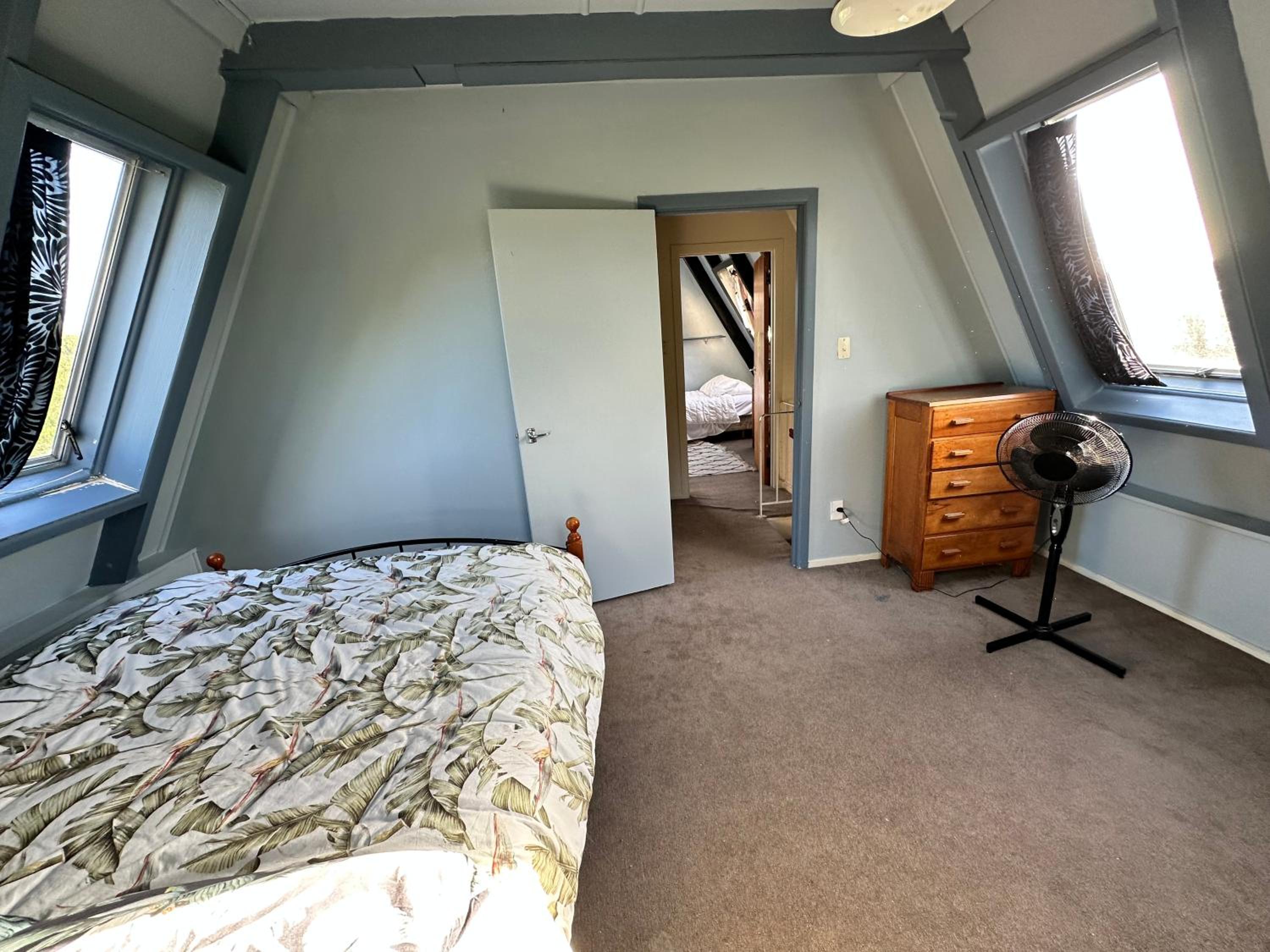 Five-Bedroom House photo 1