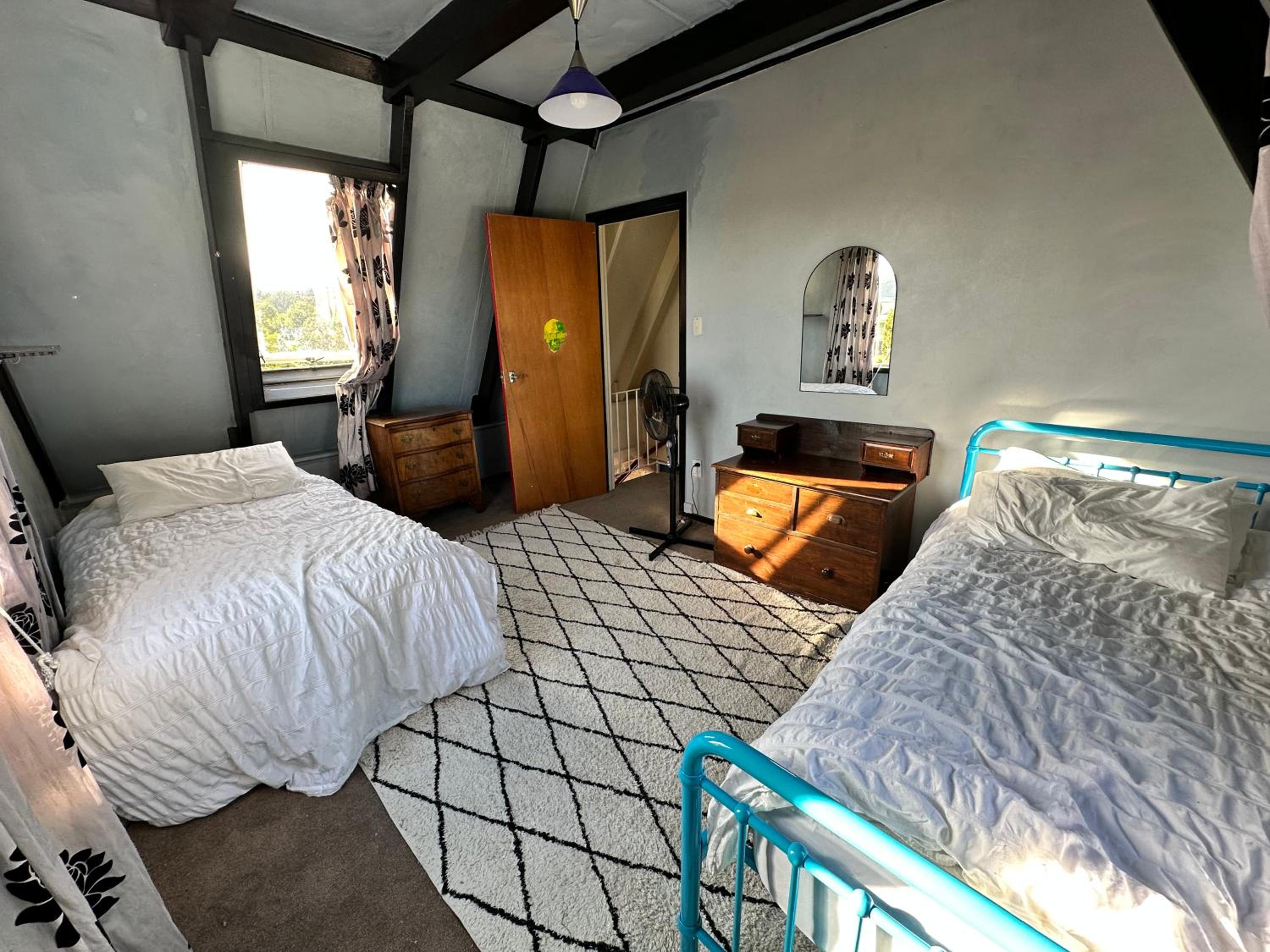 Five-Bedroom House photo 2