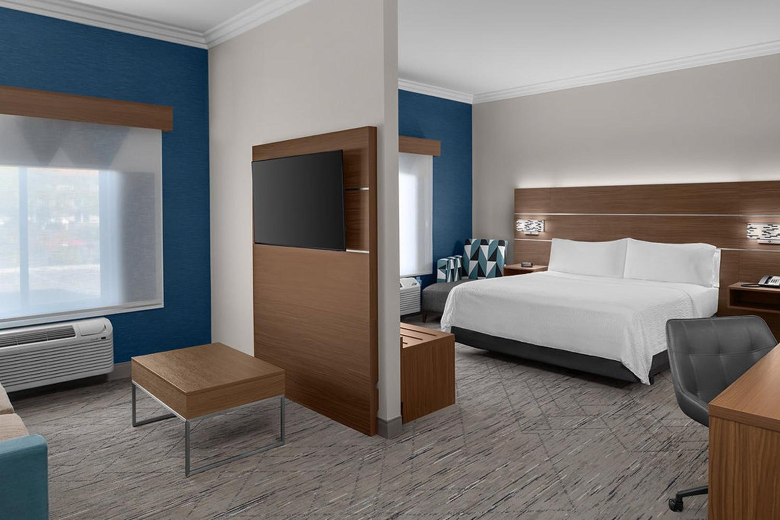 King Suite with Mobility Accessible Roll-In Shower - Photo 3