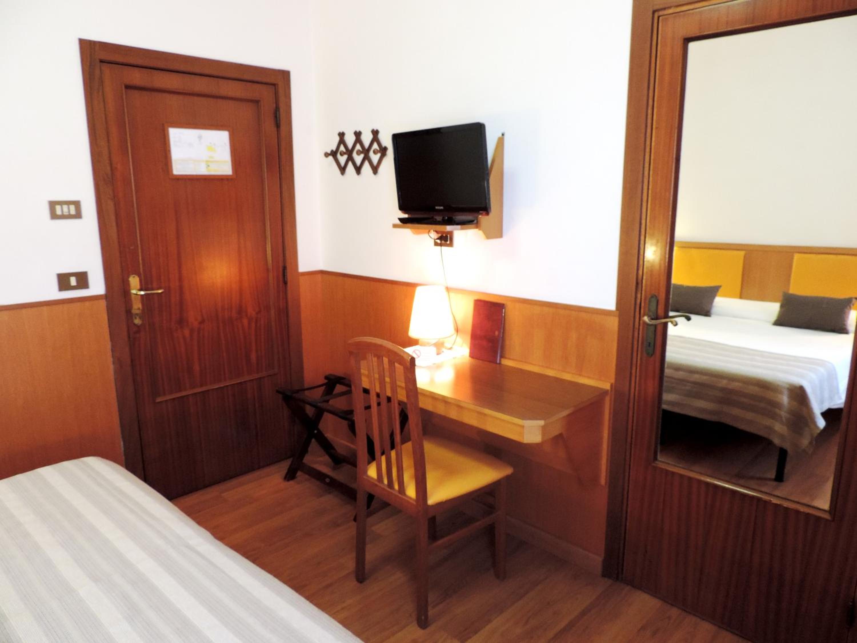 Economy Double Or Twin Room - Photo 7