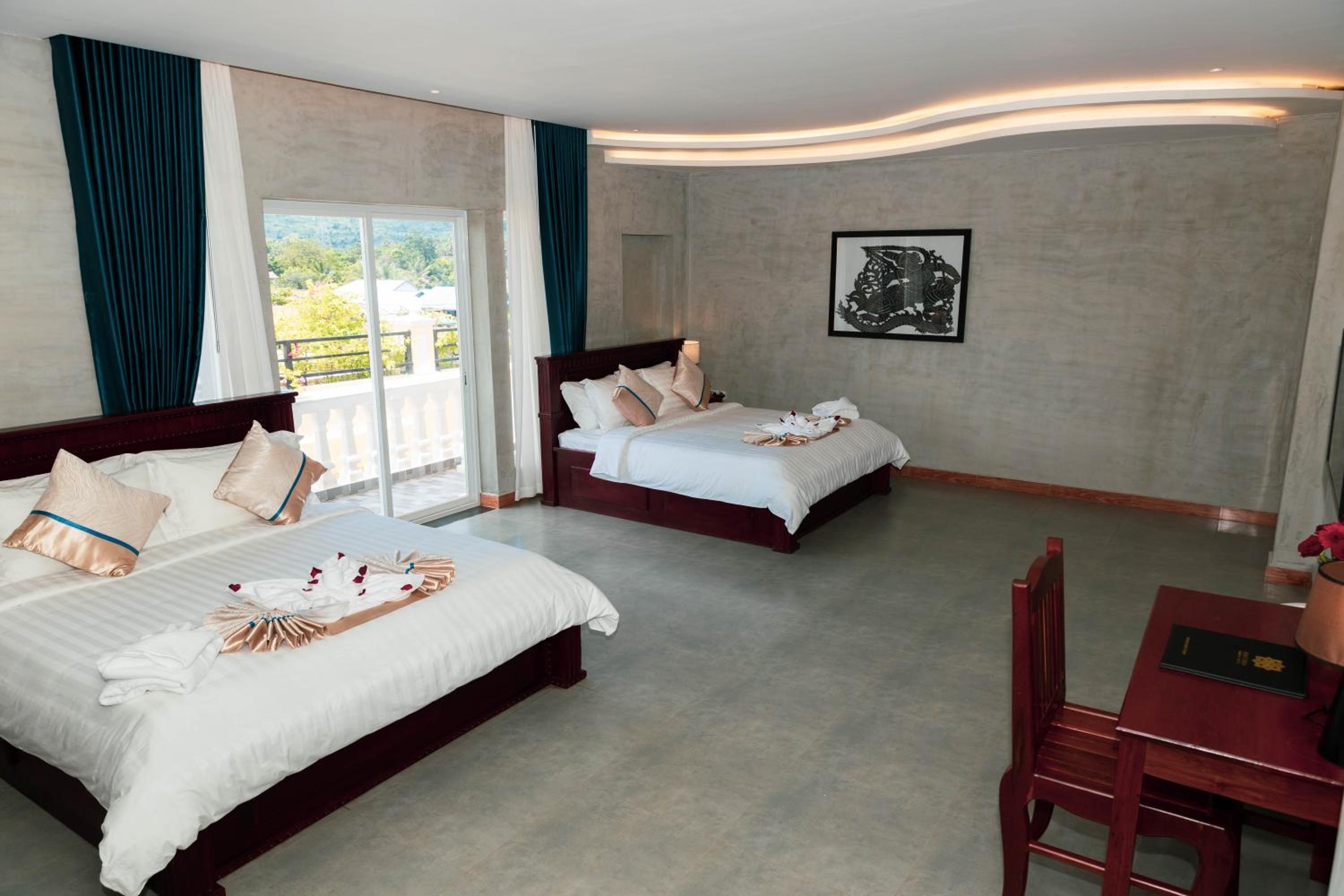 Family Suite with Balcony - Free One Way Shuttle Service to Town photo 1