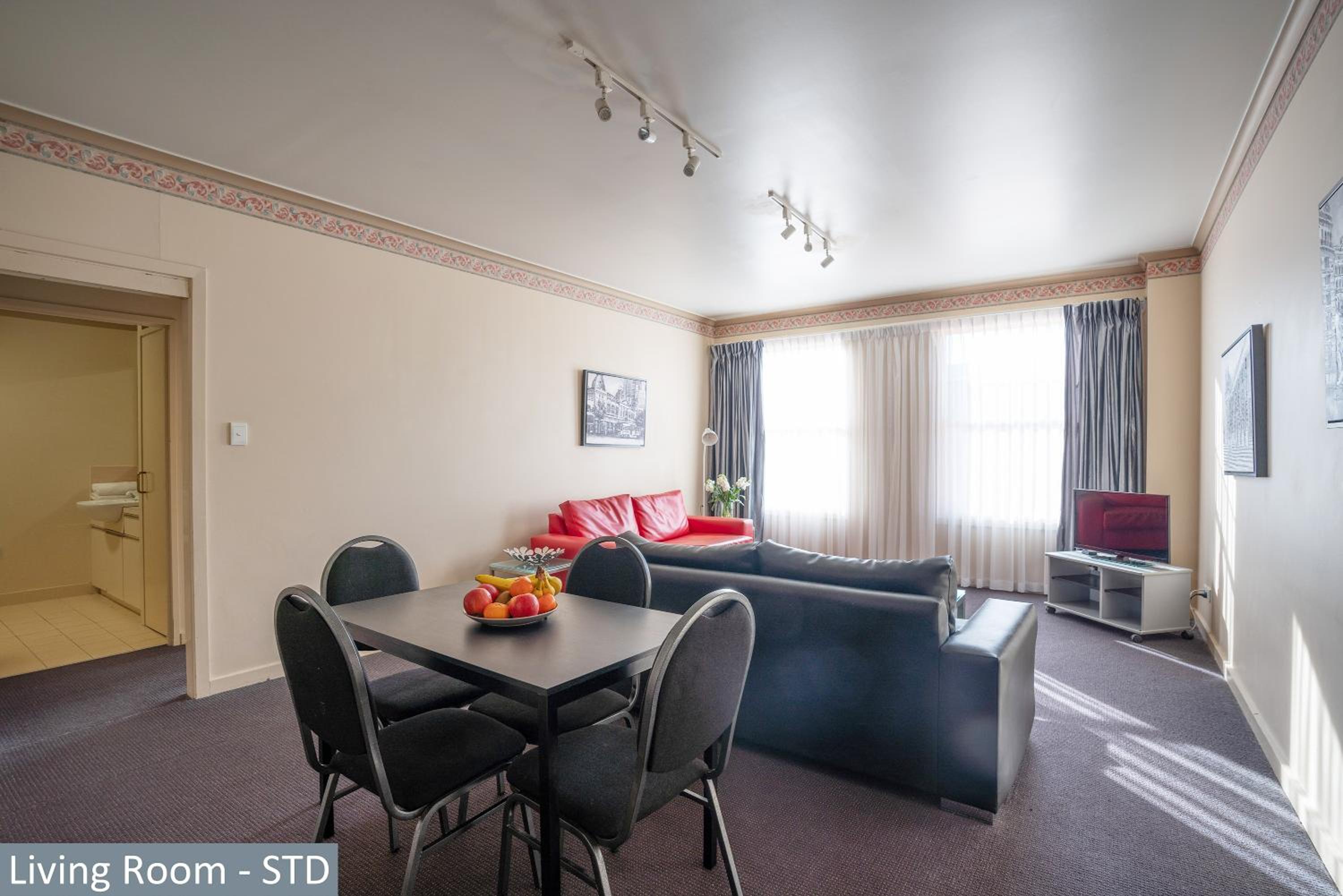 Budget One-Bedroom Apartment - Photo 2