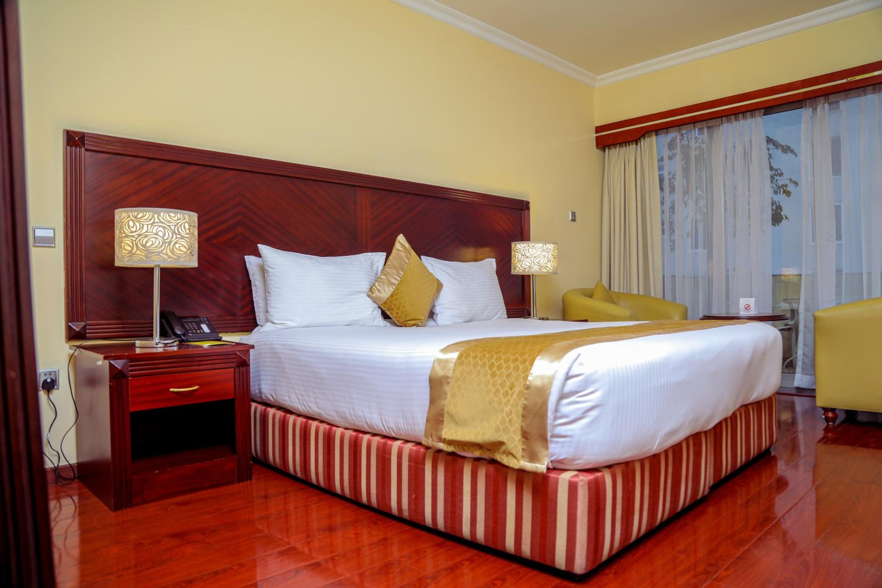 Deluxe King Room - Photo 2