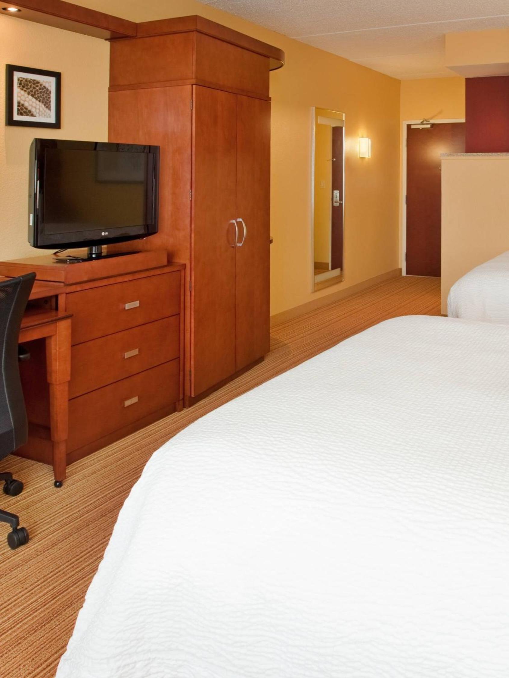 Queen Room With Two Queen Beds - Hearing Accessible photo 3