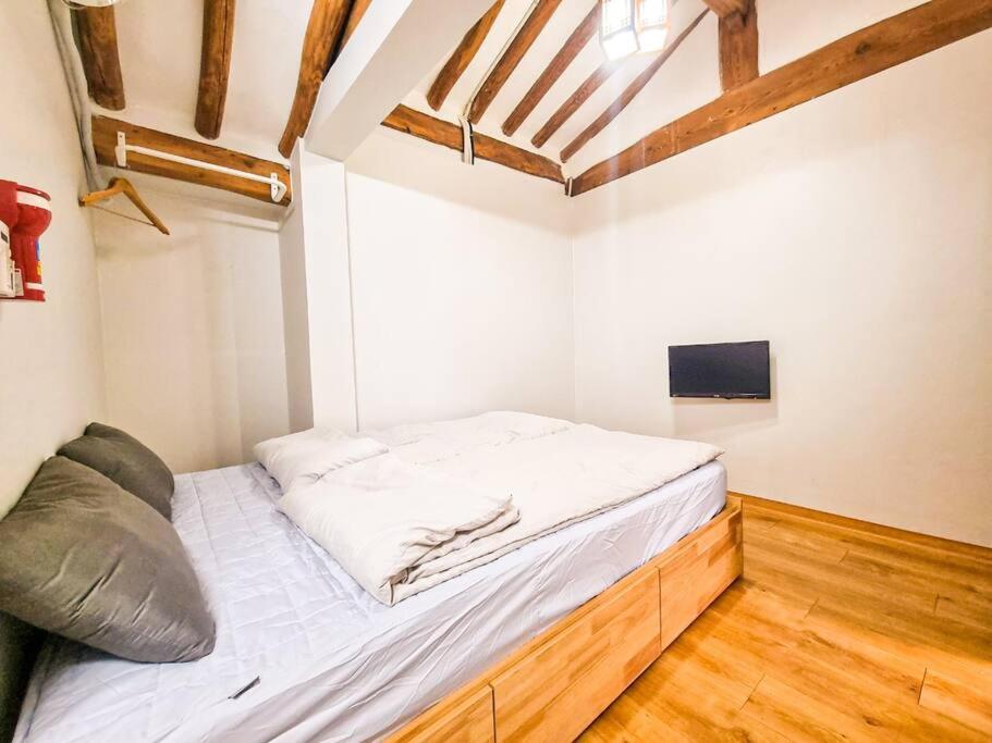 Four-Bedroom House - Photo 13