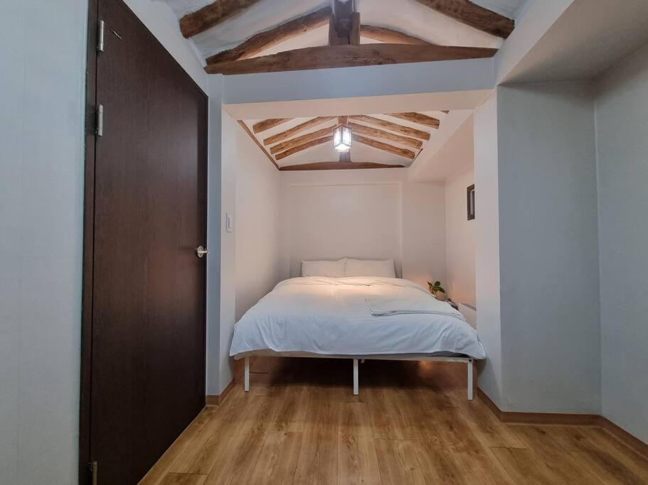 Four-Bedroom House - Photo 19