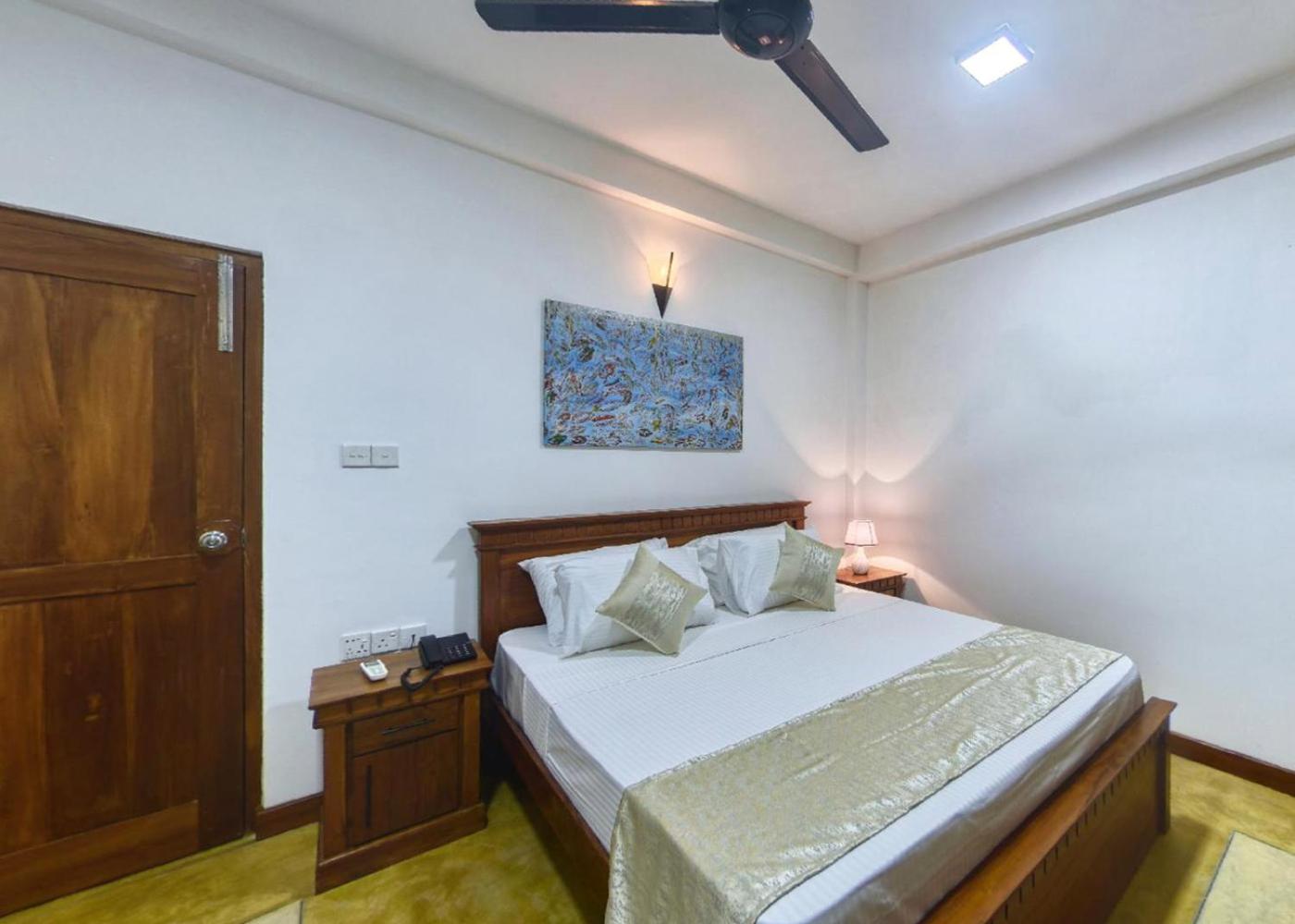 Deluxe One-Bedroom Apartment