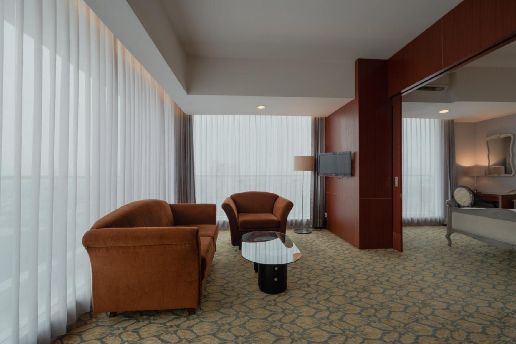 Executive Suite - Photo 12