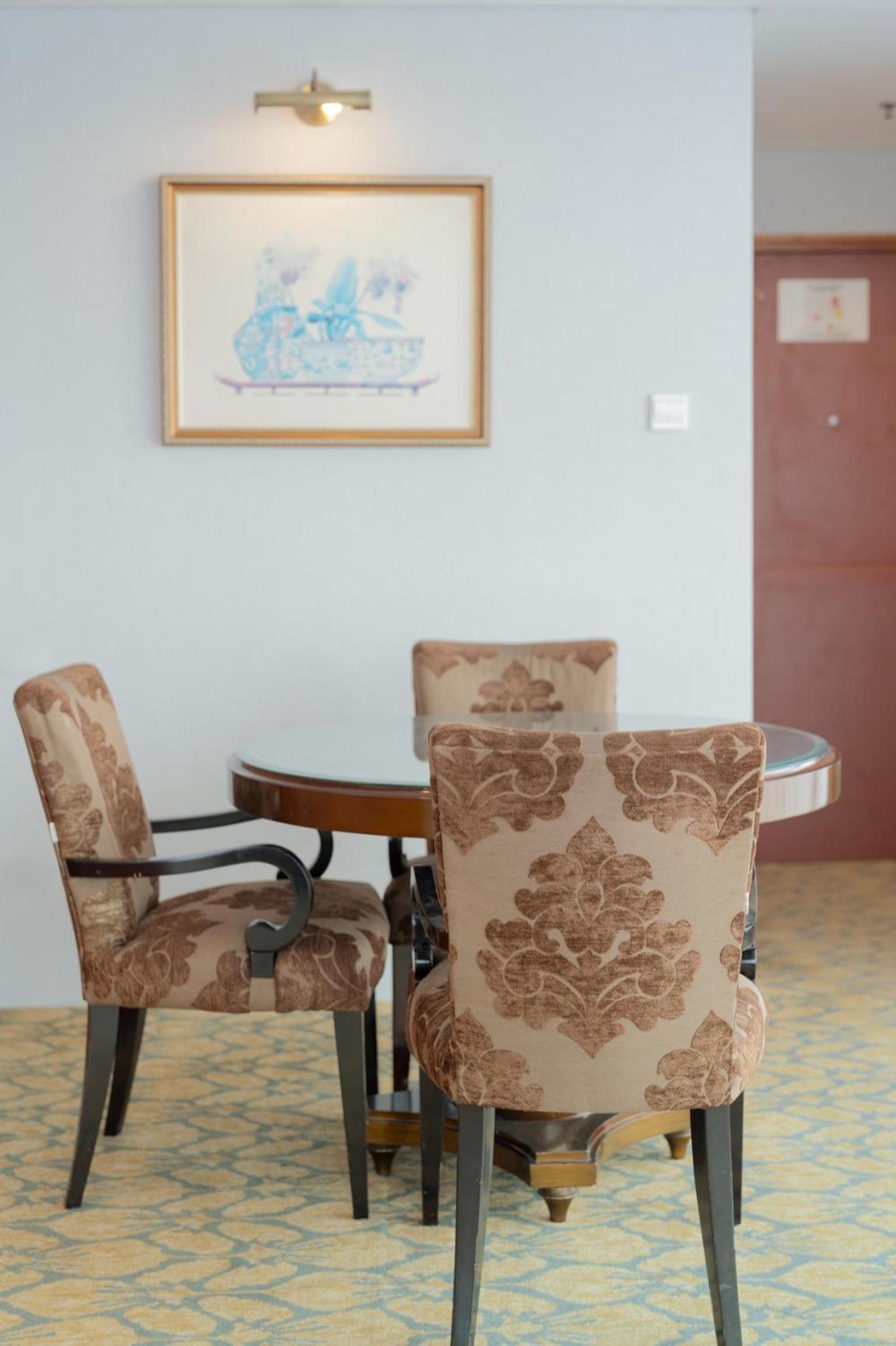 Executive Suite - Photo 11