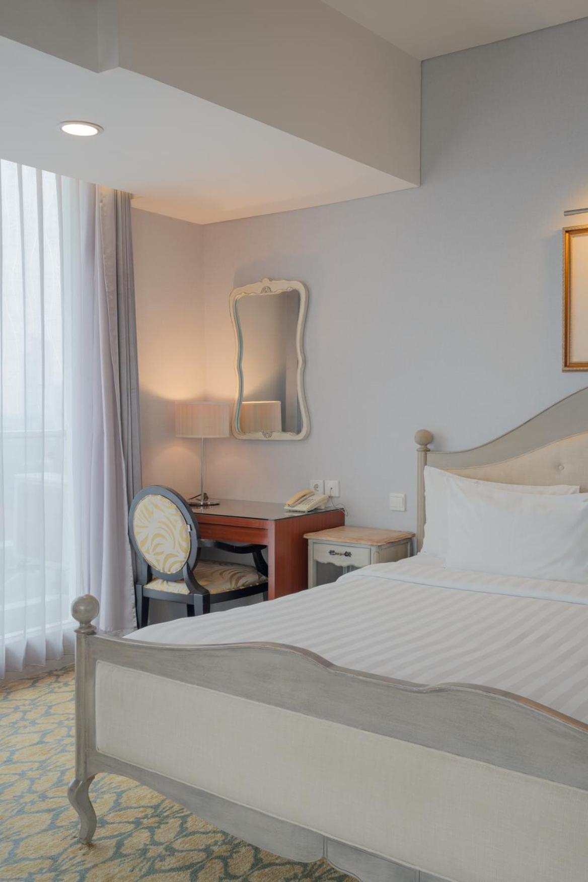 Executive Suite - Photo 17