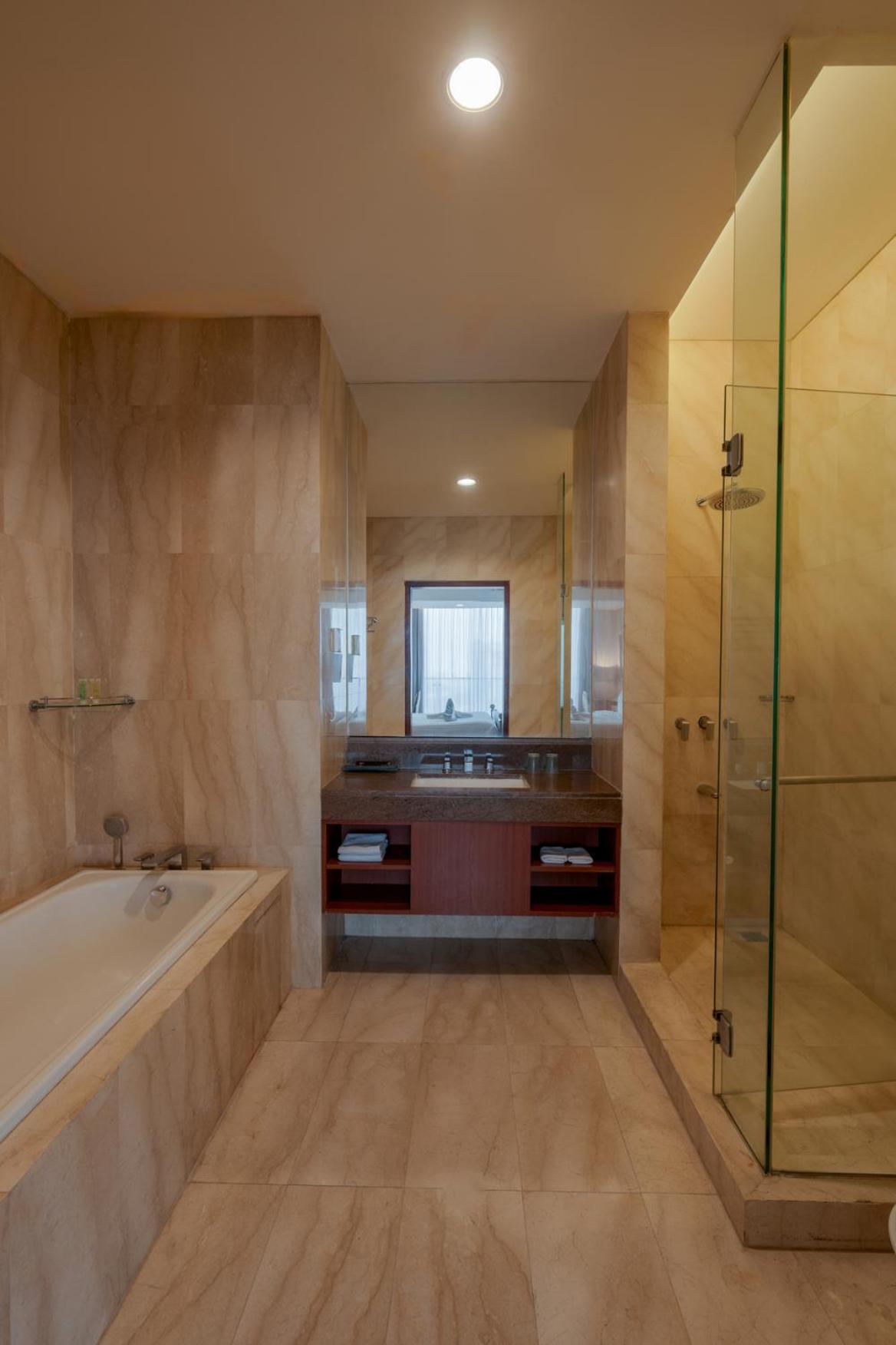 Executive Suite - Photo 4
