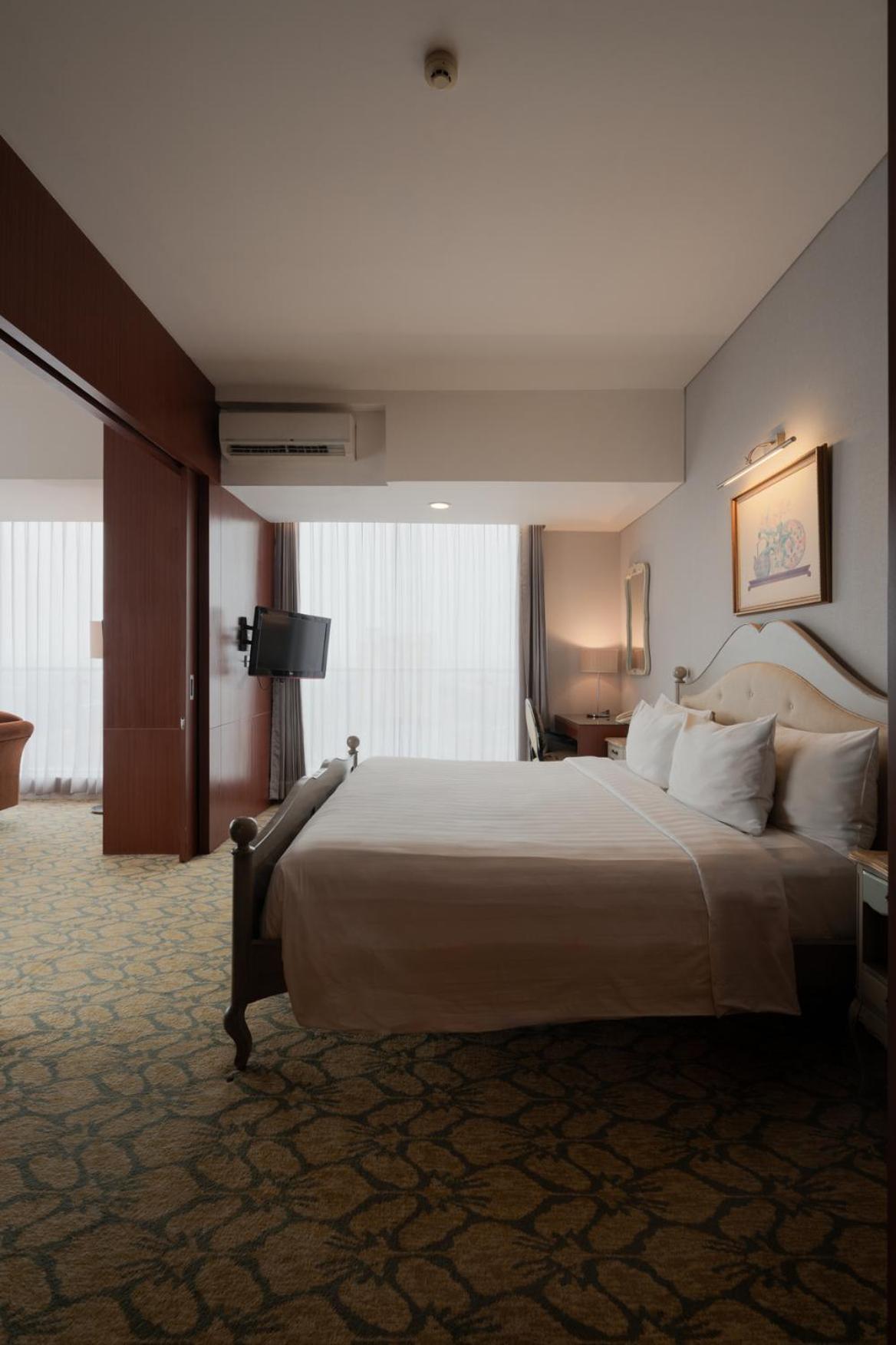 Executive Suite - Photo 16