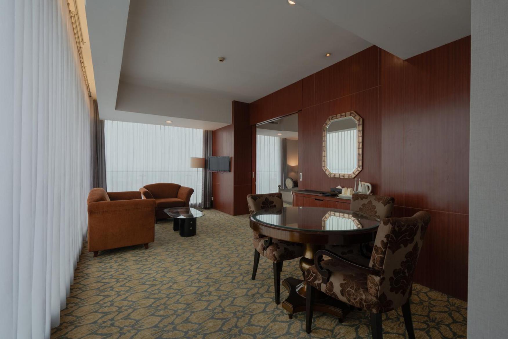 Executive Suite - Photo 13