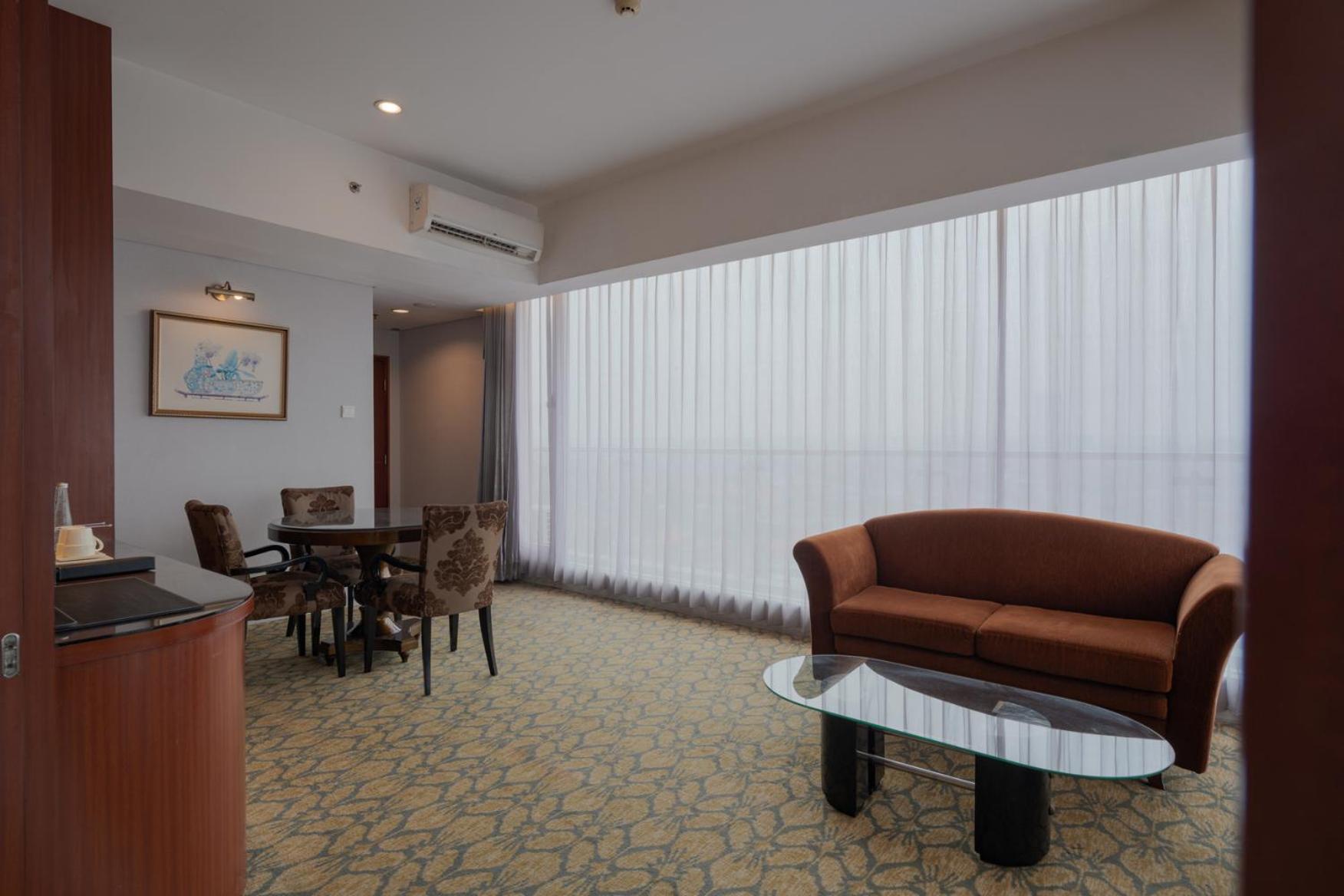 Executive Suite - Photo 8