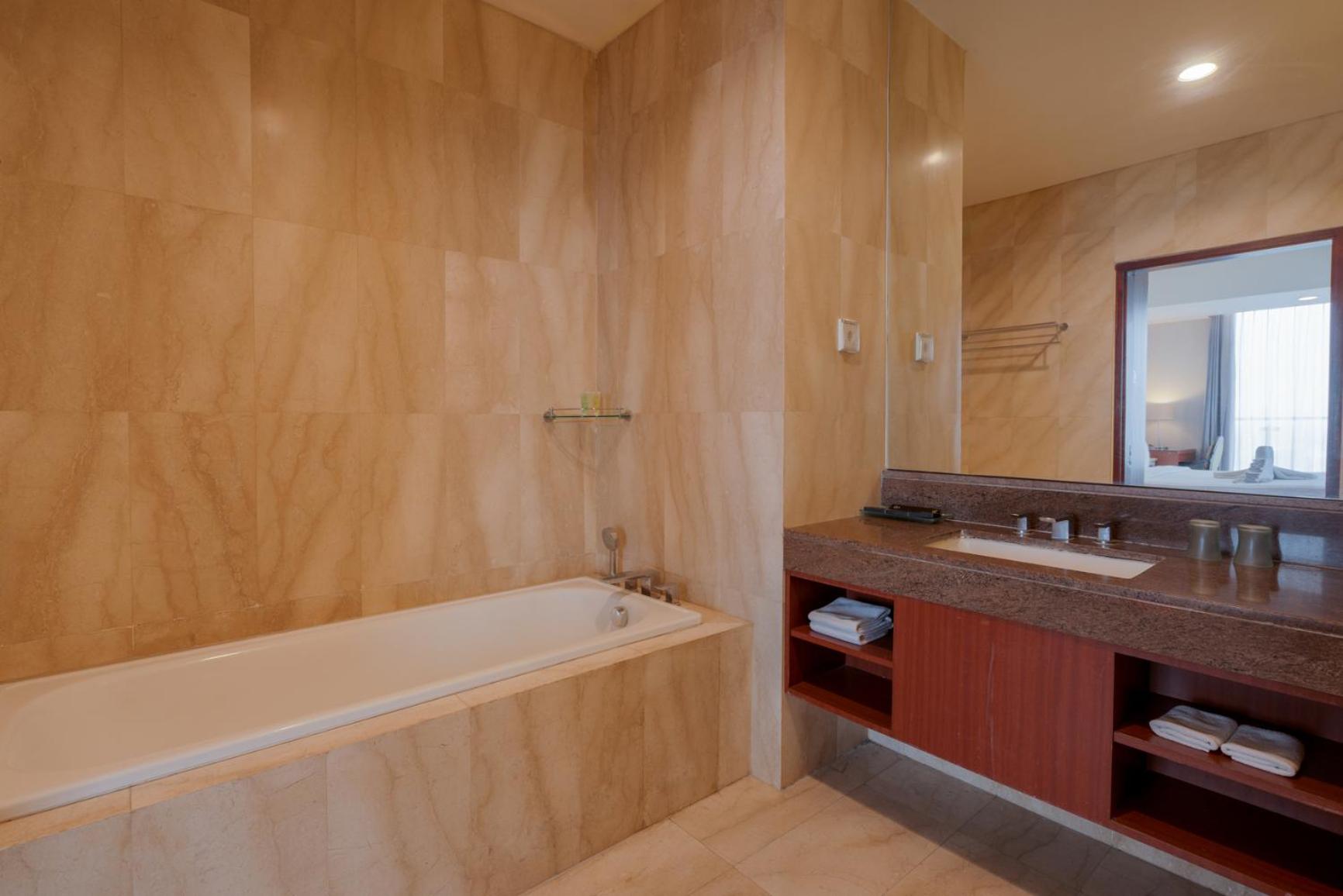 Executive Suite - Photo 5