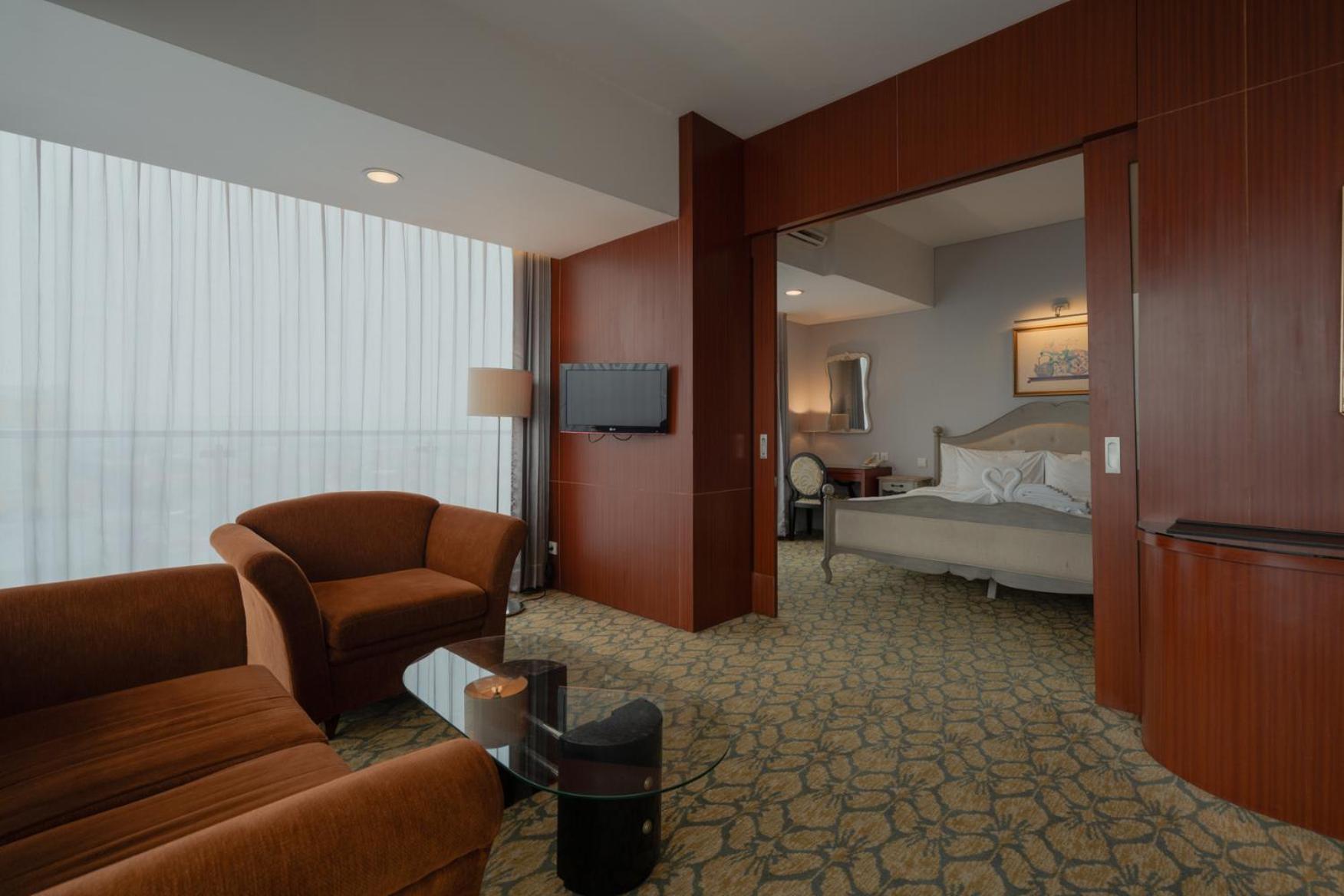Executive Suite - Photo 19